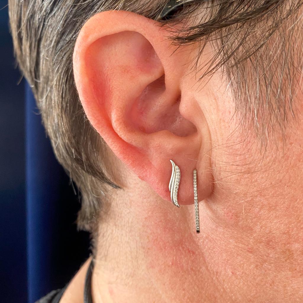 Contemporaneo Borchie con diamante all'orecchio, 0,06 carati, borchia a scalare in oro 14K in vendita