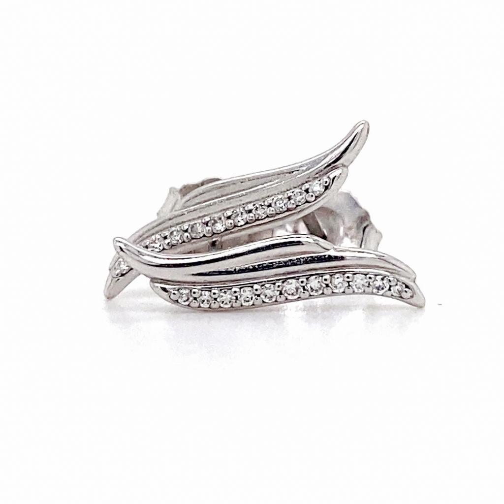 Taglio rotondo Borchie con diamante all'orecchio, 0,06 carati, borchia a scalare in oro 14K in vendita