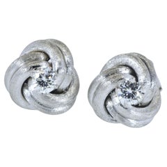 Clous d'oreilles de taille moyenne en or blanc et diamants à motif de nœud d'amour