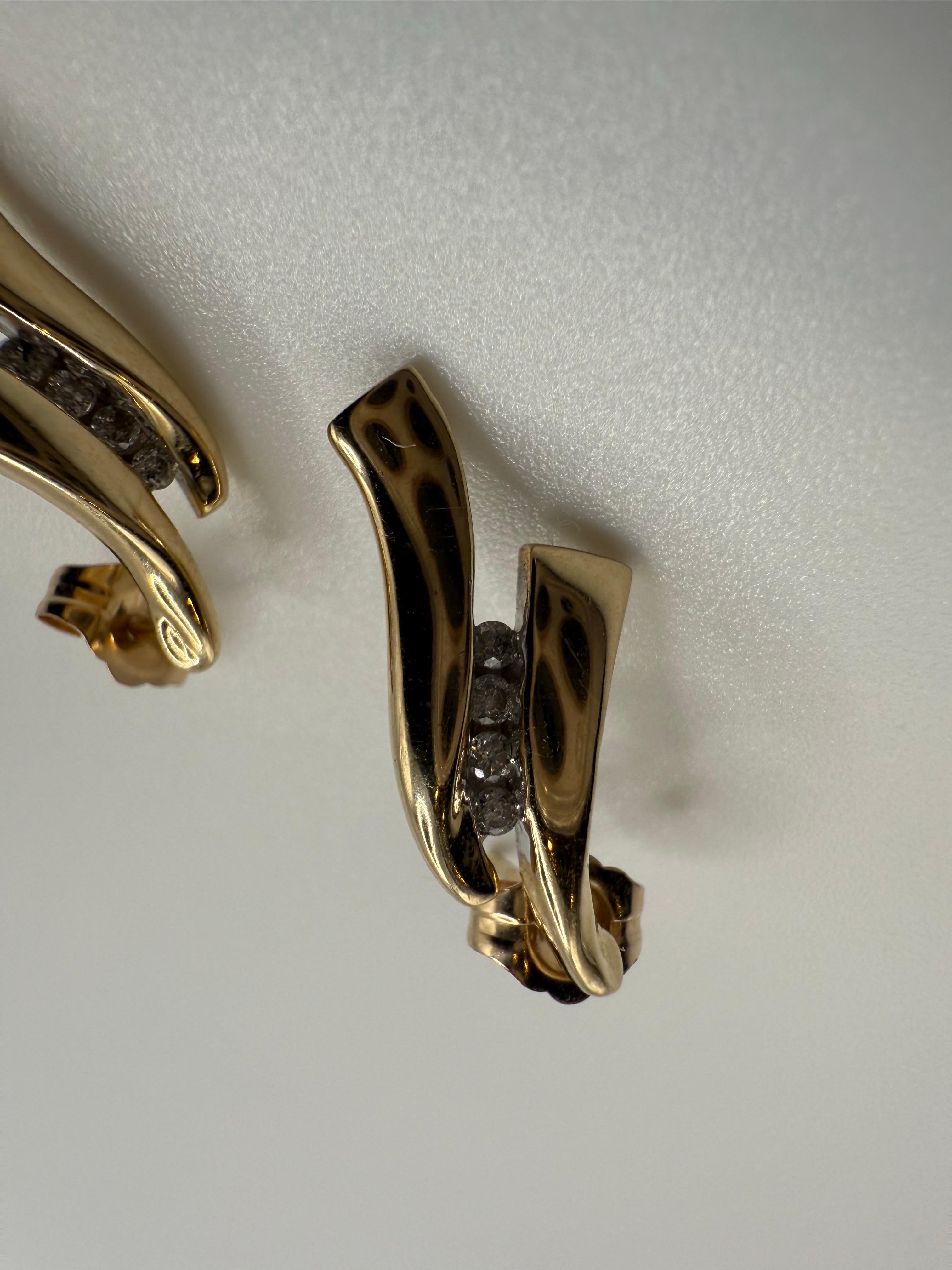 Diamond earrings 14KT gold two tone earrings studs In New Condition For Sale In Boca Raton, FL
