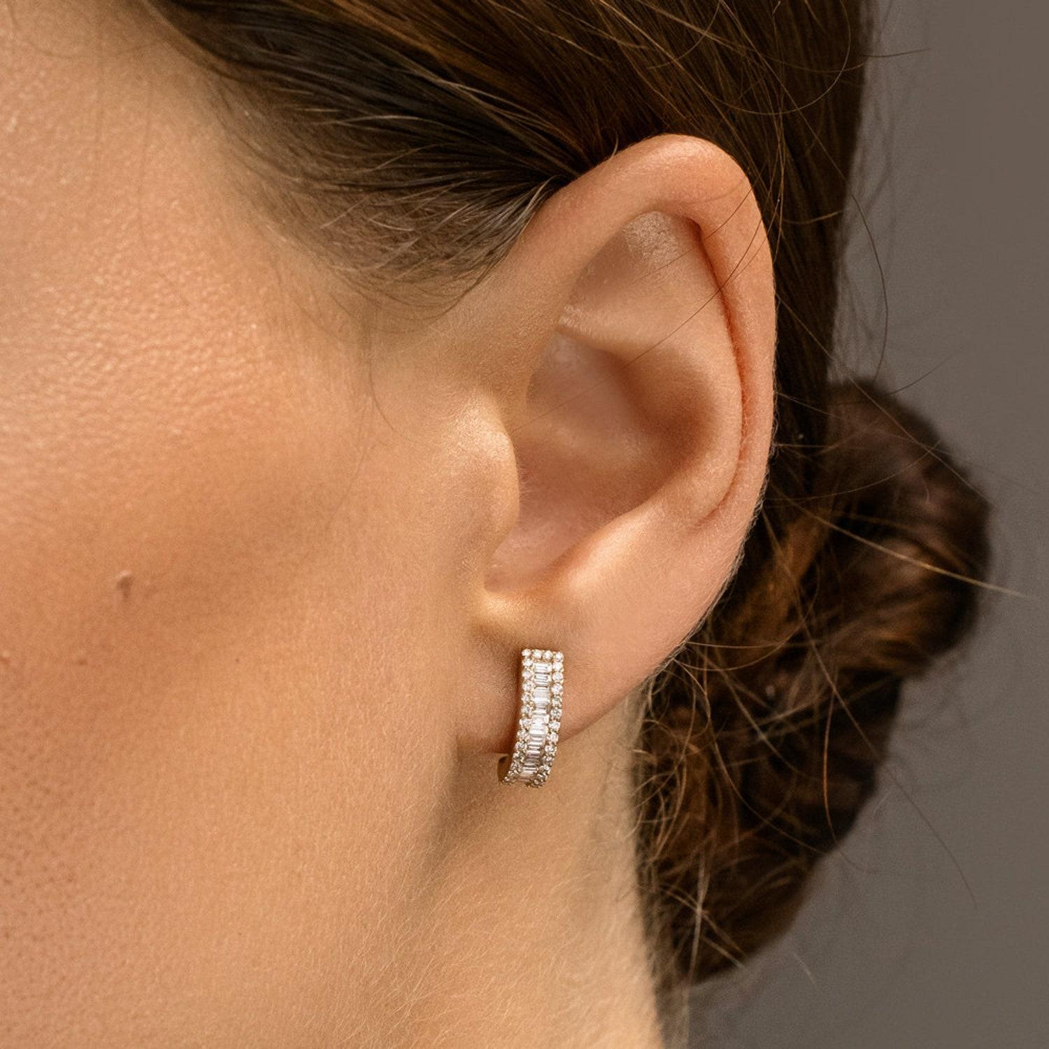 Diamant-Ohrringe / 14k Gold Baguette- und runde Diamant-Ohrringe mit Mikro-Pavé Damen im Angebot