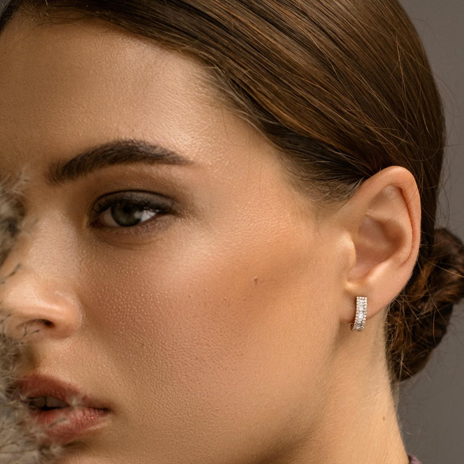 Orecchini con diamanti / Orecchini con diamanti tondi e baguette in oro 14k con micropave in vendita 1
