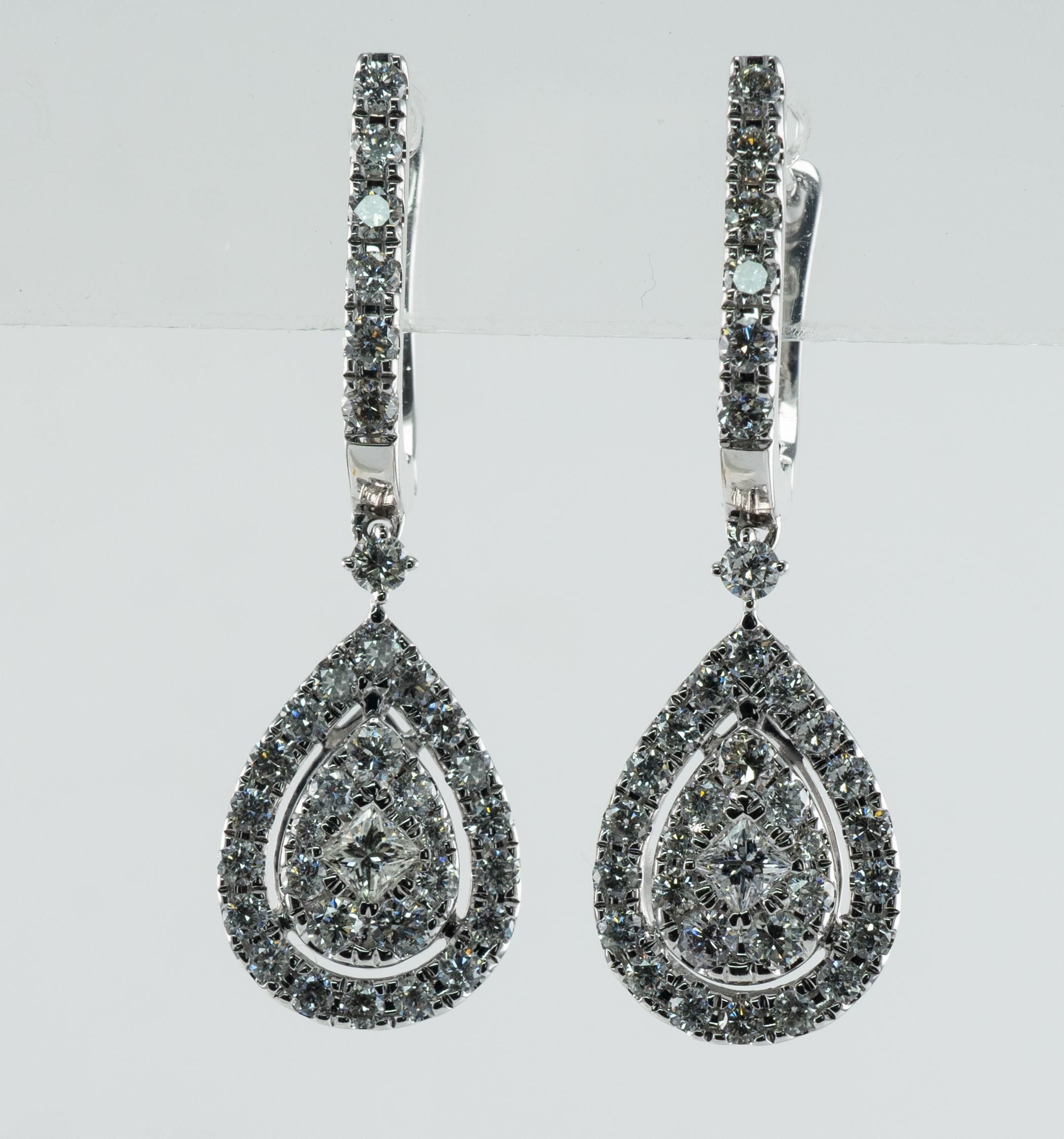 Orecchini con diamanti in oro bianco 14K a forma di goccia 1,82 TDW

Questi orecchini di proprietà sono realizzati in oro bianco massiccio 14K.
Il diamante quadrato centrale è di 0,08 carati.
34 Brillianti rotondi in ogni orecchino per un totale di