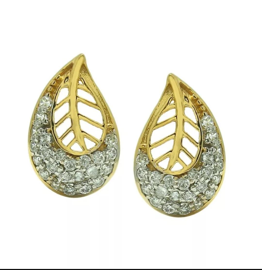 Diamond Earrings 14K Yellow Gold Leaf Studs Minimalist Flower Women Earrings. In New Condition For Sale In Chicago, IL