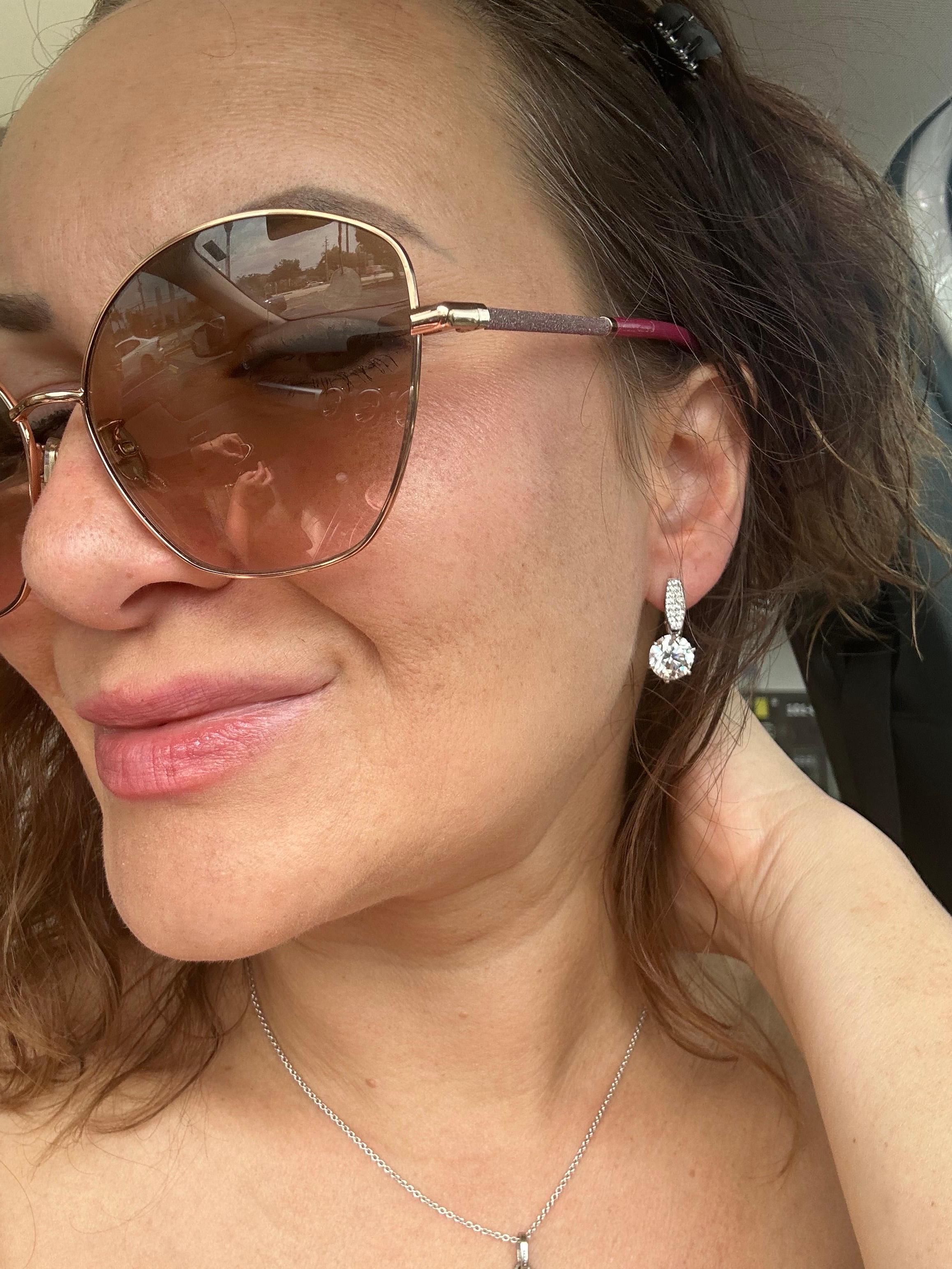 Splendidi orecchini di diamanti con diamanti naturali sulla parte superiore per un totale di 0,35 carati e al centro una moissanite da 5 carati ciascuno, un paio di orecchini straordinari per l'uso quotidiano o per le vacanze; le splendide