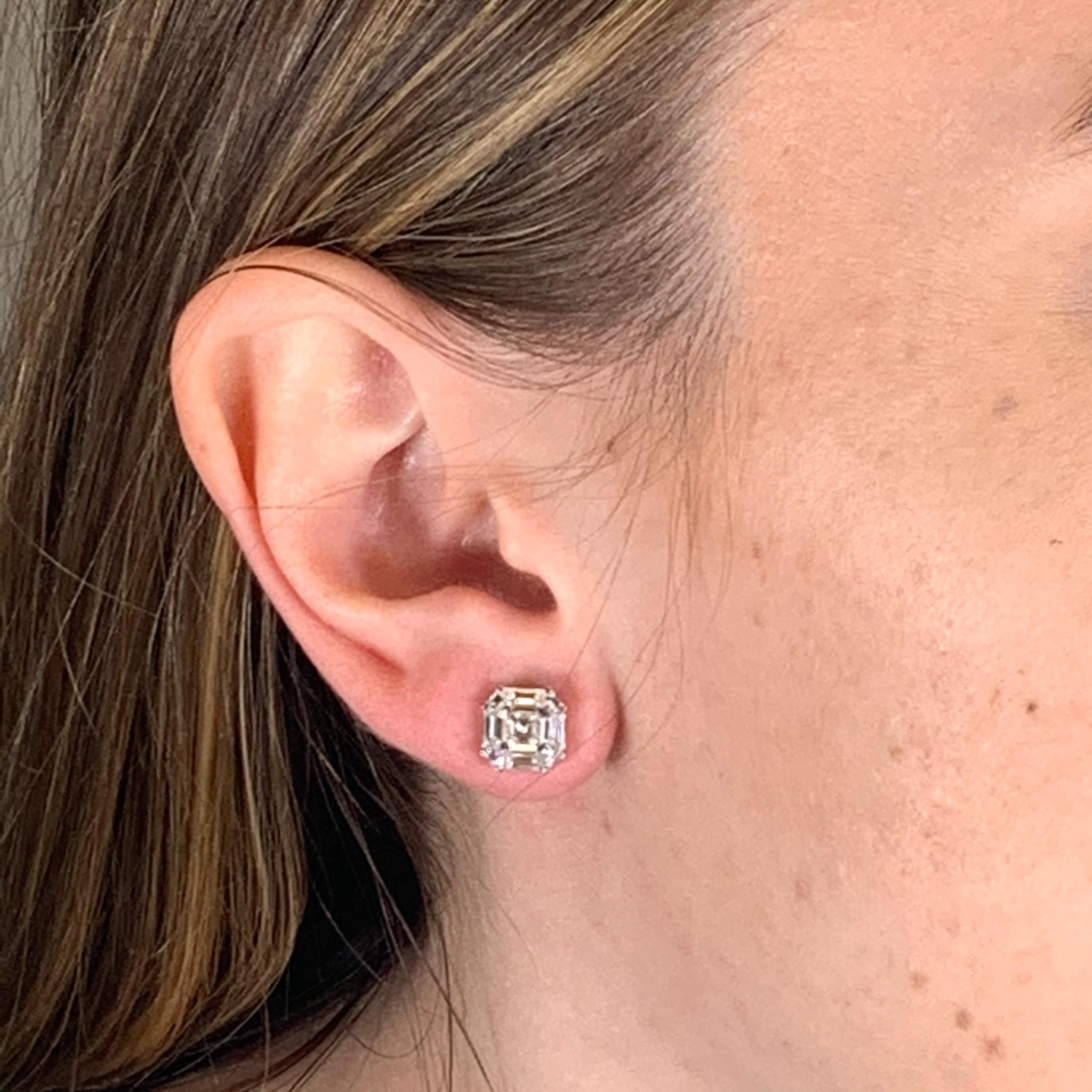 This Cluster of Diamonds gives the appearance of 4 carat Asher cut studs. Seamlessly set together the small diamonds flawlessly create the look of one large diamond allowing for a big flash of sparkle you can wear every day. 

Diamonds = 2.20