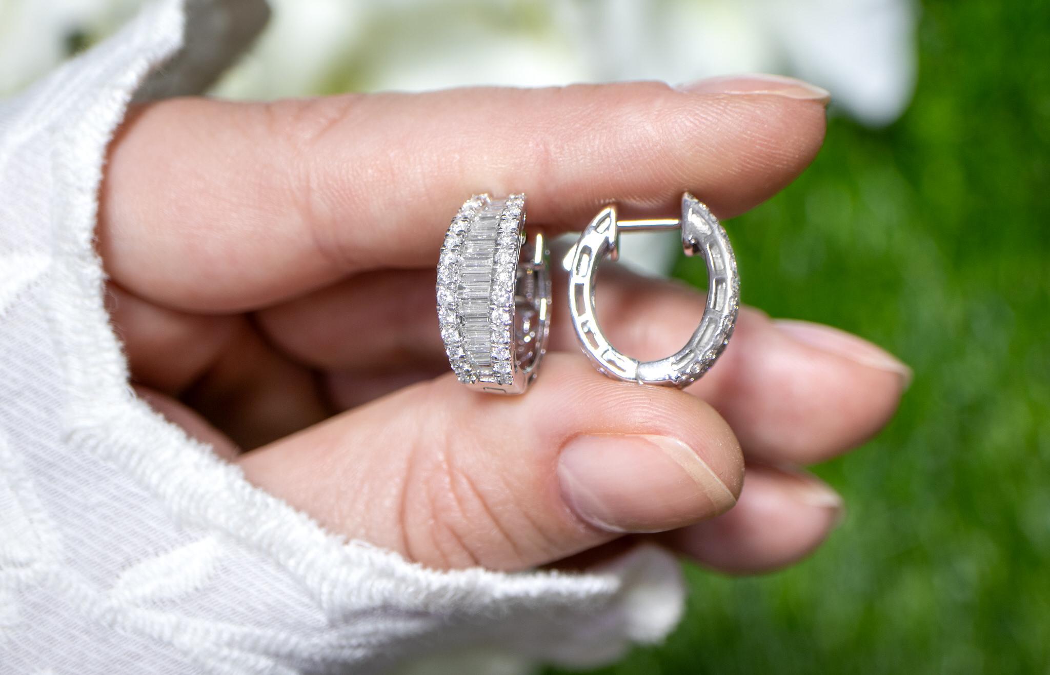 Diamant-Ohrringe Baguette- und rund 1,32 Karat 18K Gold für Damen oder Herren im Angebot