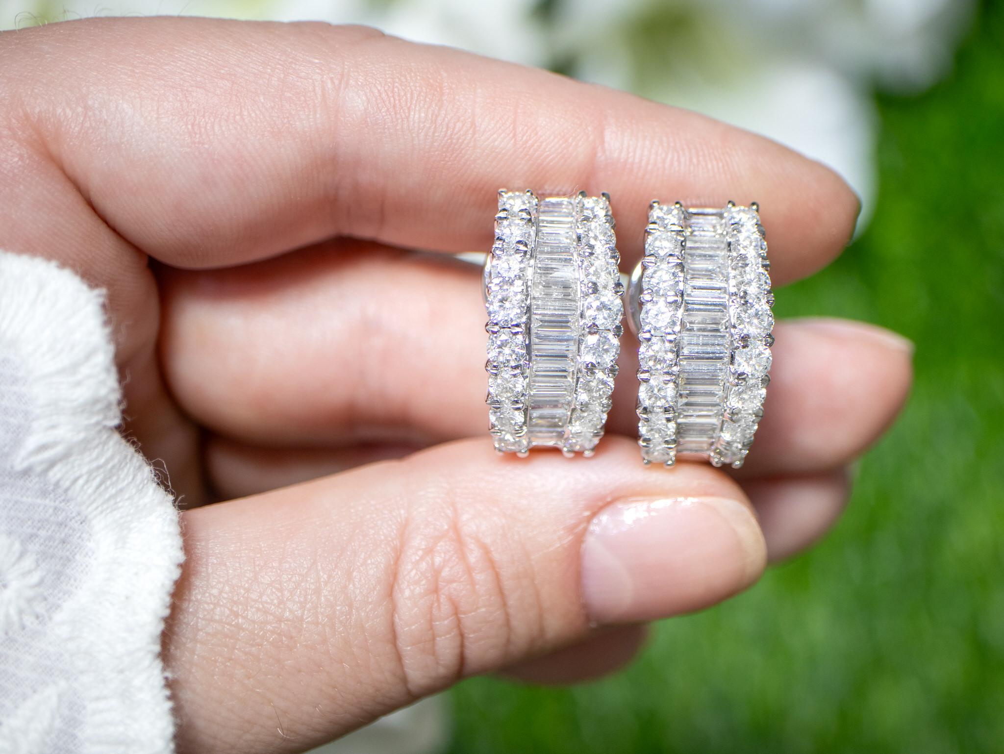 Contemporain Boucles d'oreilles en or 18 carats, diamants baguettes et ronds de 4,56 carats en vente