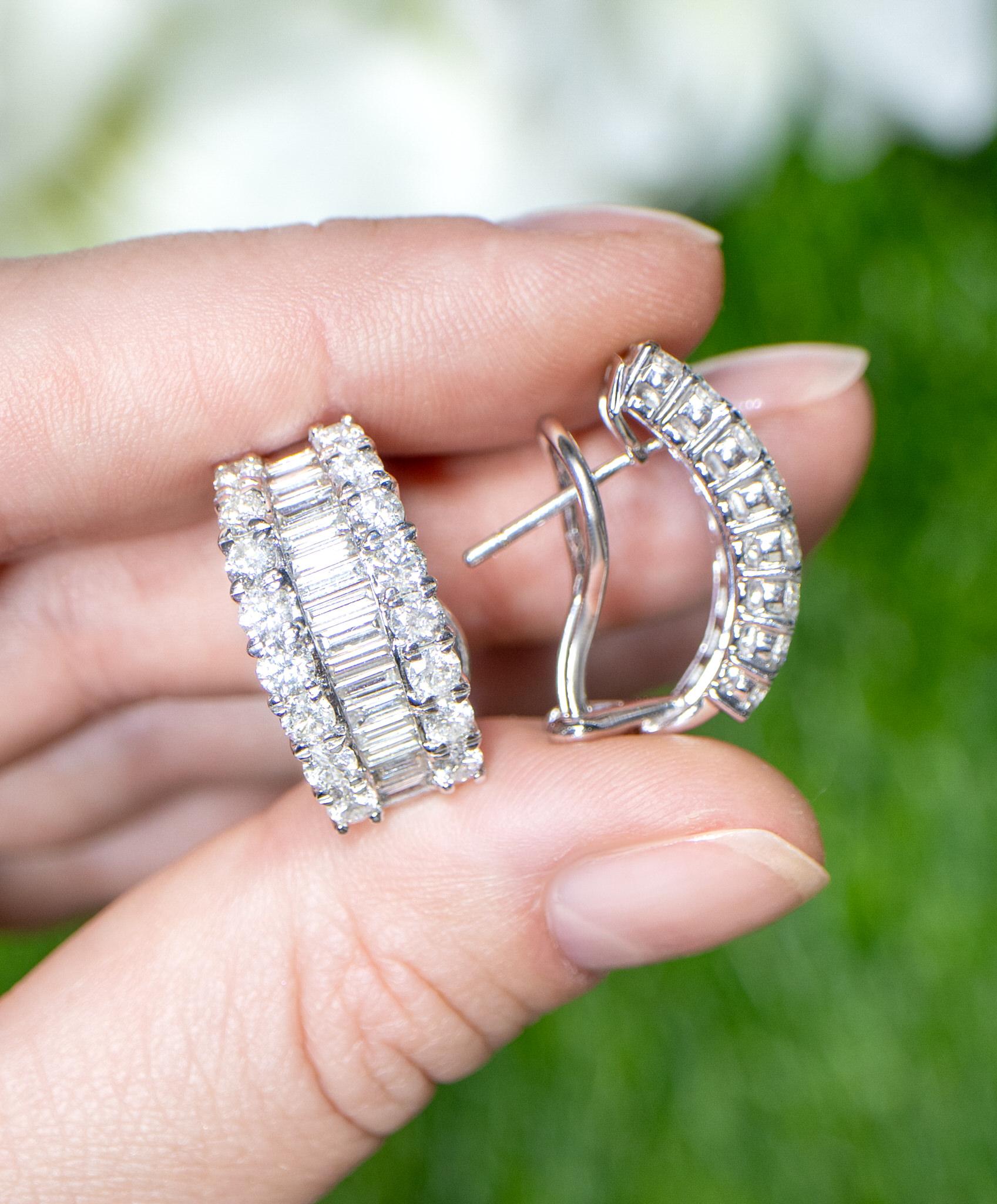 Diamant-Ohrringe aus 18 Karat Gold mit Baguette- und runden 4,56 Karat Diamanten (Gemischter Schliff) im Angebot