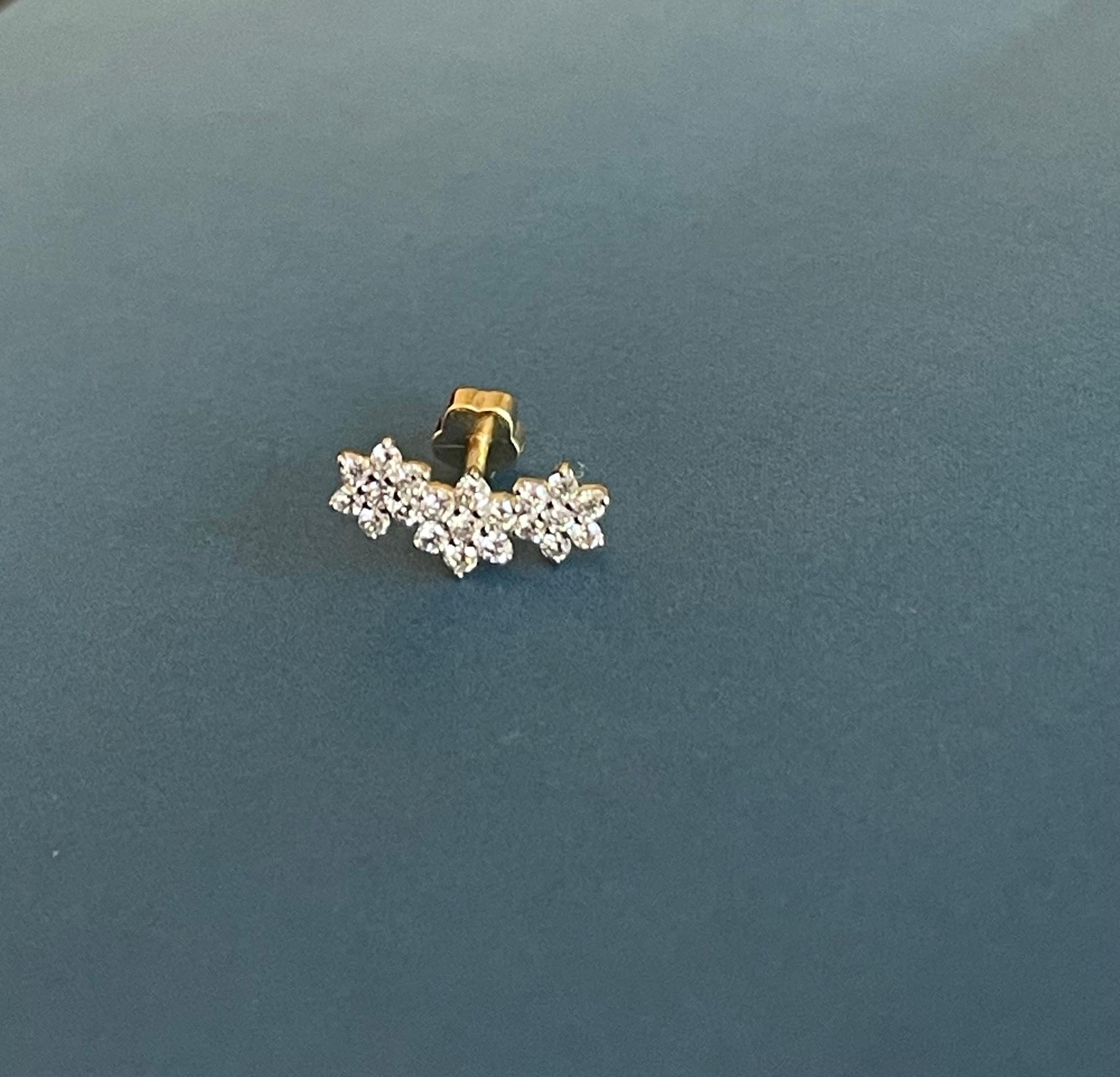 Diamond Earrings Cartilage Stud in 9ct Yellow Gold Daisy Flower 0.23ct piercings In New Condition For Sale In Ilford, GB