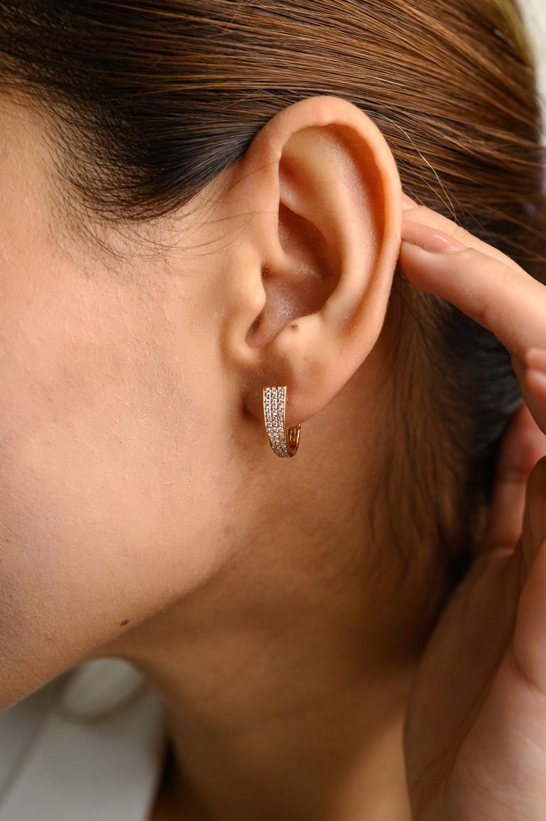 Everyday Diamond Earrings For Women in 18K Gold, um mit Ihrem Look ein Statement zu setzen. Sie brauchen diese Ohrringe, um mit Ihrem Look ein Statement zu setzen. Diese Ohrringe mit rund geschliffenen Diamanten sorgen für ein funkelndes, luxuriöses