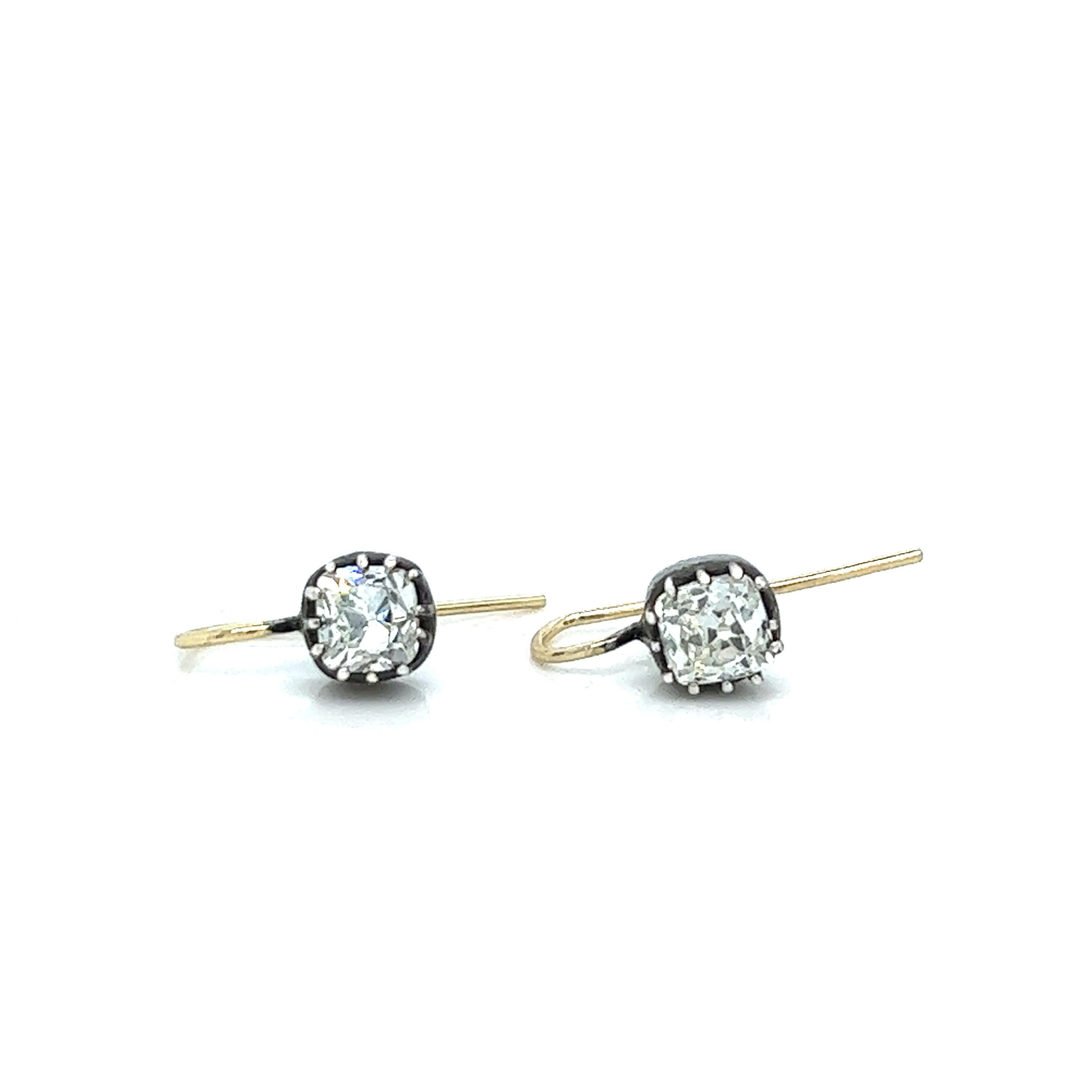 Pair of diamond earrings

Each is set with a square cushion-cut diamond, approximate total weight is over 2 carats 

Total weight: 2.1 grams 