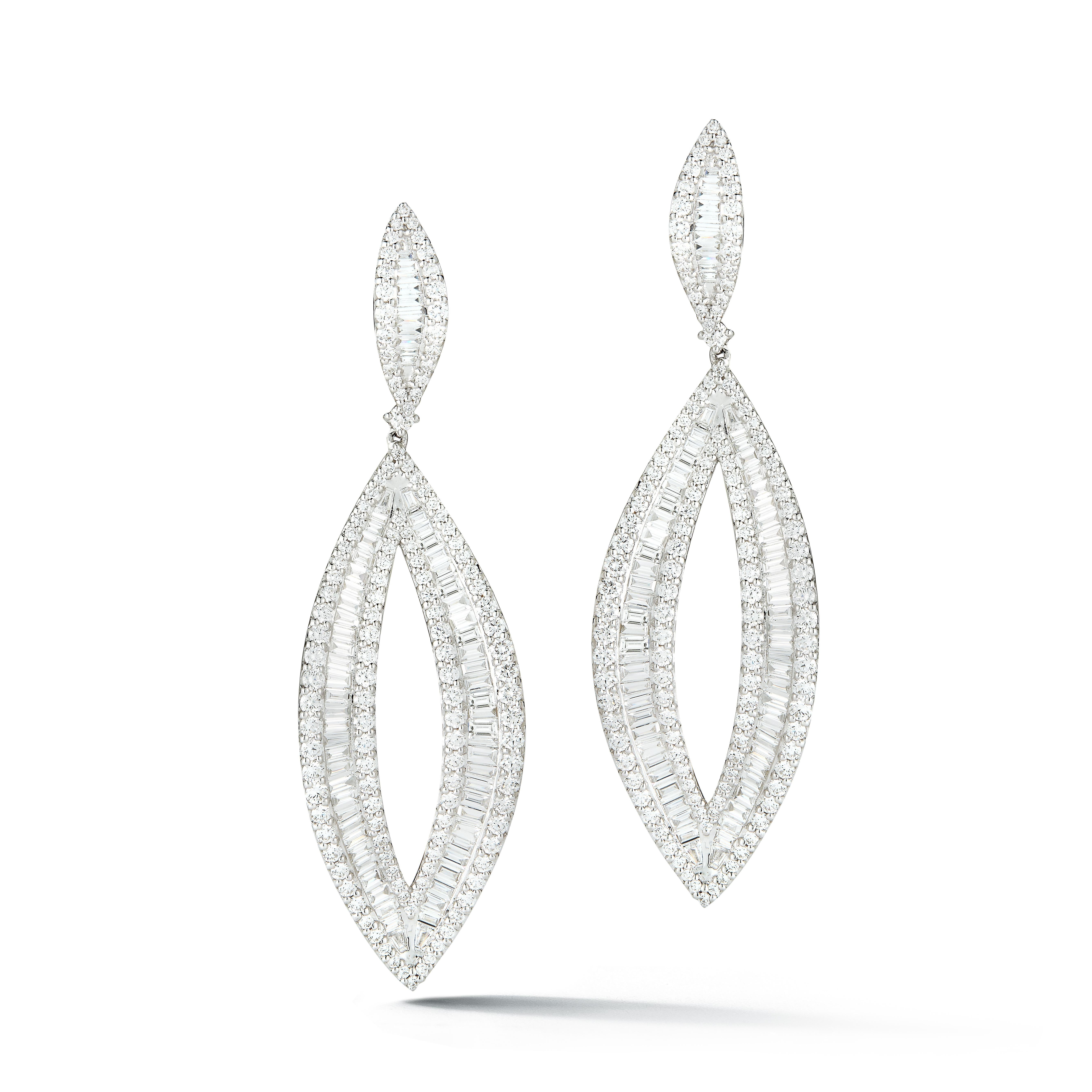 Elegant 18K White Gold Diamond Earrings set with 4.83 Carat baguette-cut diamonds and 4.67 Carats round diamonds, total weight 9.50 Carat diamonds.