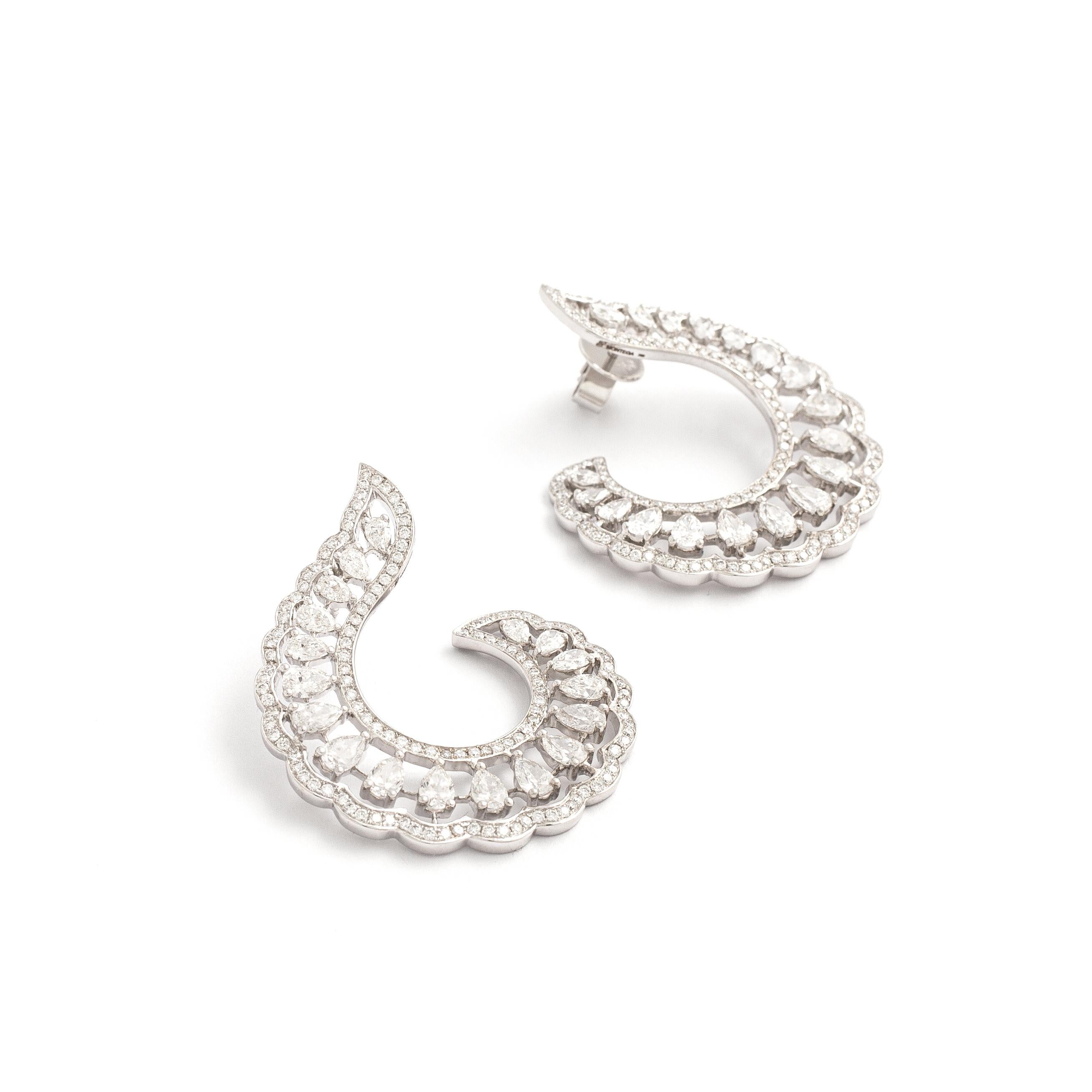 Orecchini in oro bianco 18kt con 256 diamanti da 1,44 carati e diamanti taglio pera da 4,08 carati.

Lunghezza: 3,80 centimetri (1,50 pollici).

Larghezza massima: 3,30 centimetri (1,30 pollici).

Peso totale: 14,54 grammi.  