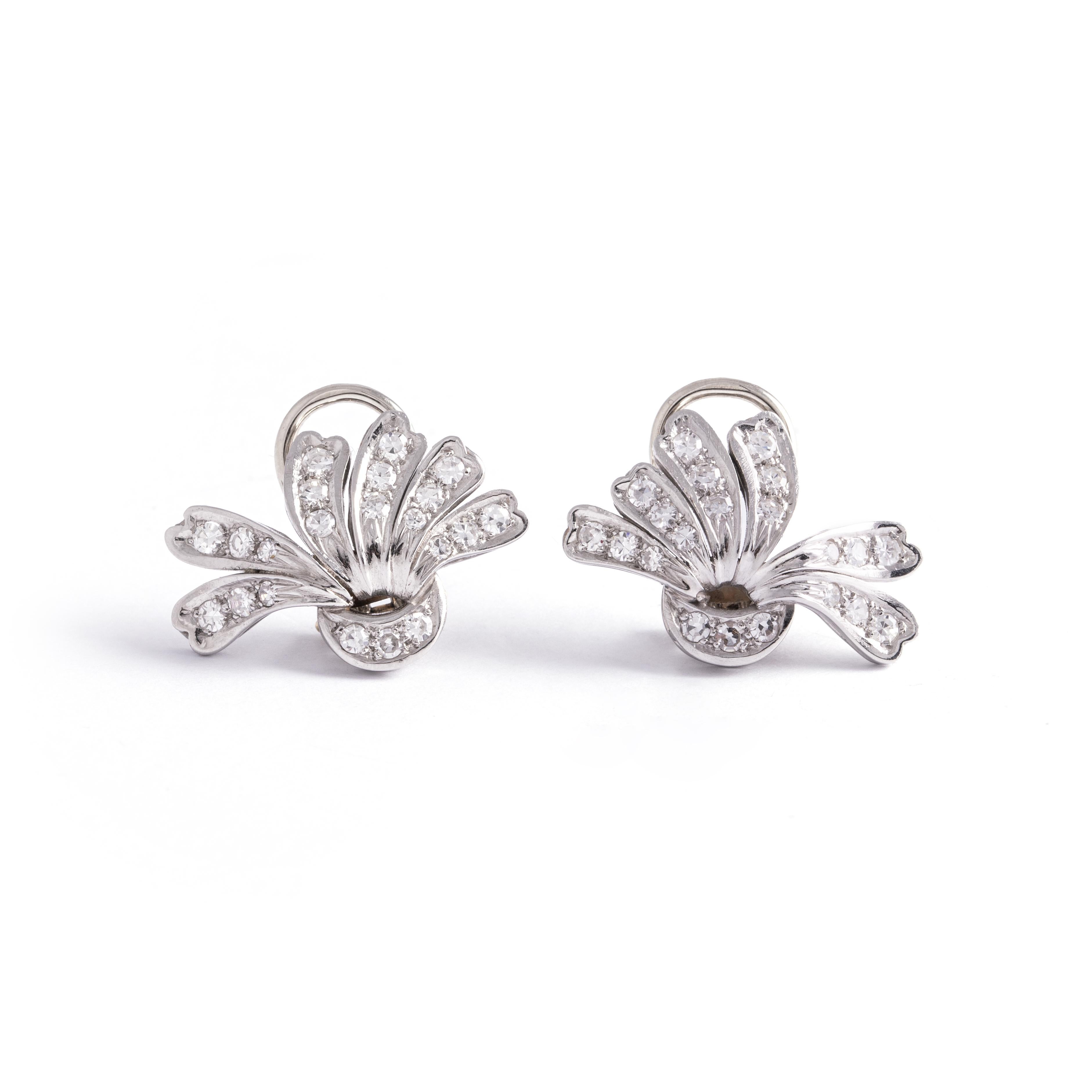Platinum and white gold 18K earrings with round-cut diamonds.
Dimensions: 2.65 centimeters x 2.40 centimeters.
Gross weight: 9.77 grams.