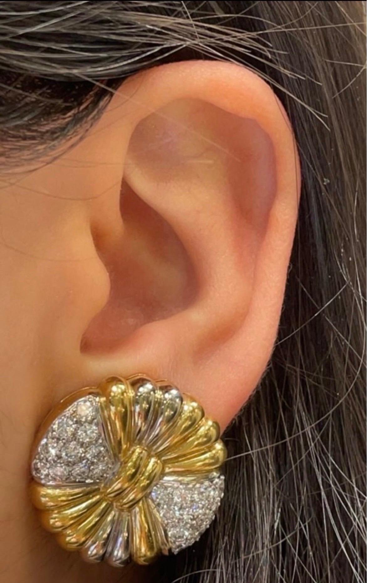 Diamond earrings

Two-tone round-shaped gold and diamond earrings adorned with round-cut diamonds. 

Approximate Diamond Weight: 2.90 Carats
Back type: clip-on 
Approximately Measures 1