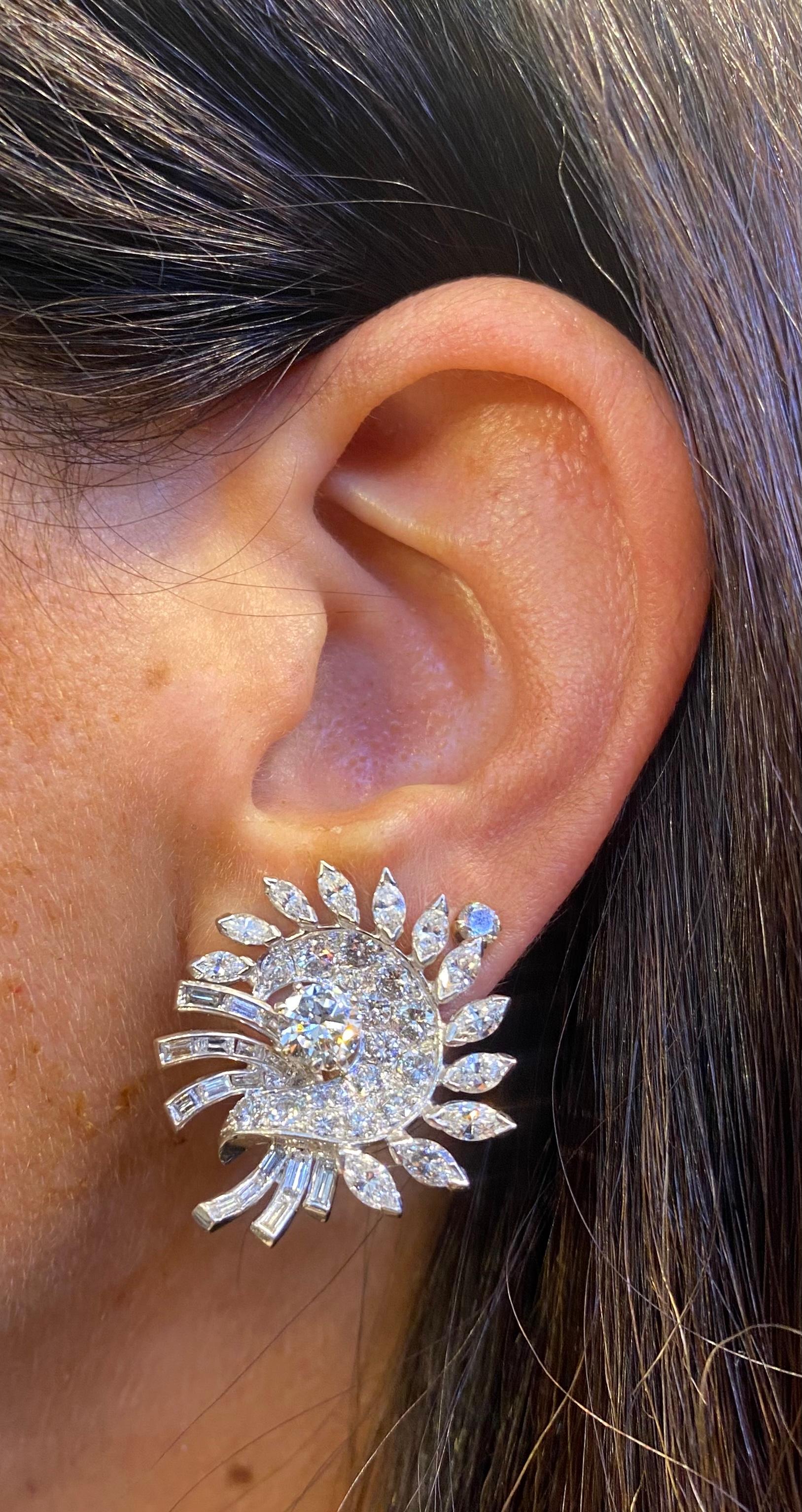Diamant-Ohrringe.

Ein Paar Ohrringe, bestehend aus 2 großen, rund geschliffenen Diamanten in der Mitte, umgeben von Baguette-, Marquise- und rund geschliffenen Diamanten an den Seiten.

Rundschliff Zentrum Diamant Gewichte: ca. 1,17