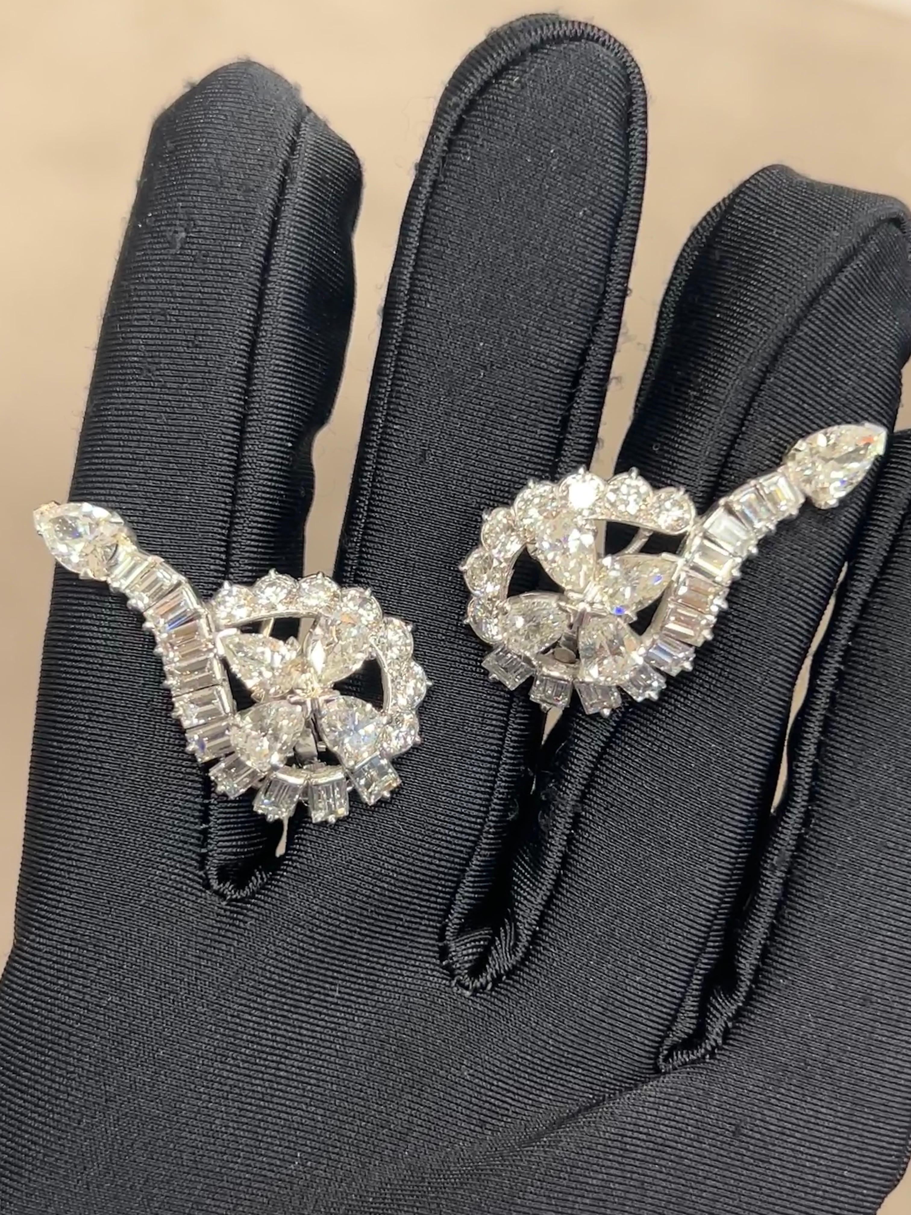 Orecchini con diamanti 

Orecchini con diamanti a forma di pera, taglio rotondo e baguette. 

Peso approssimativo dei diamanti: 11.97 carati
Misura circa 1,5
