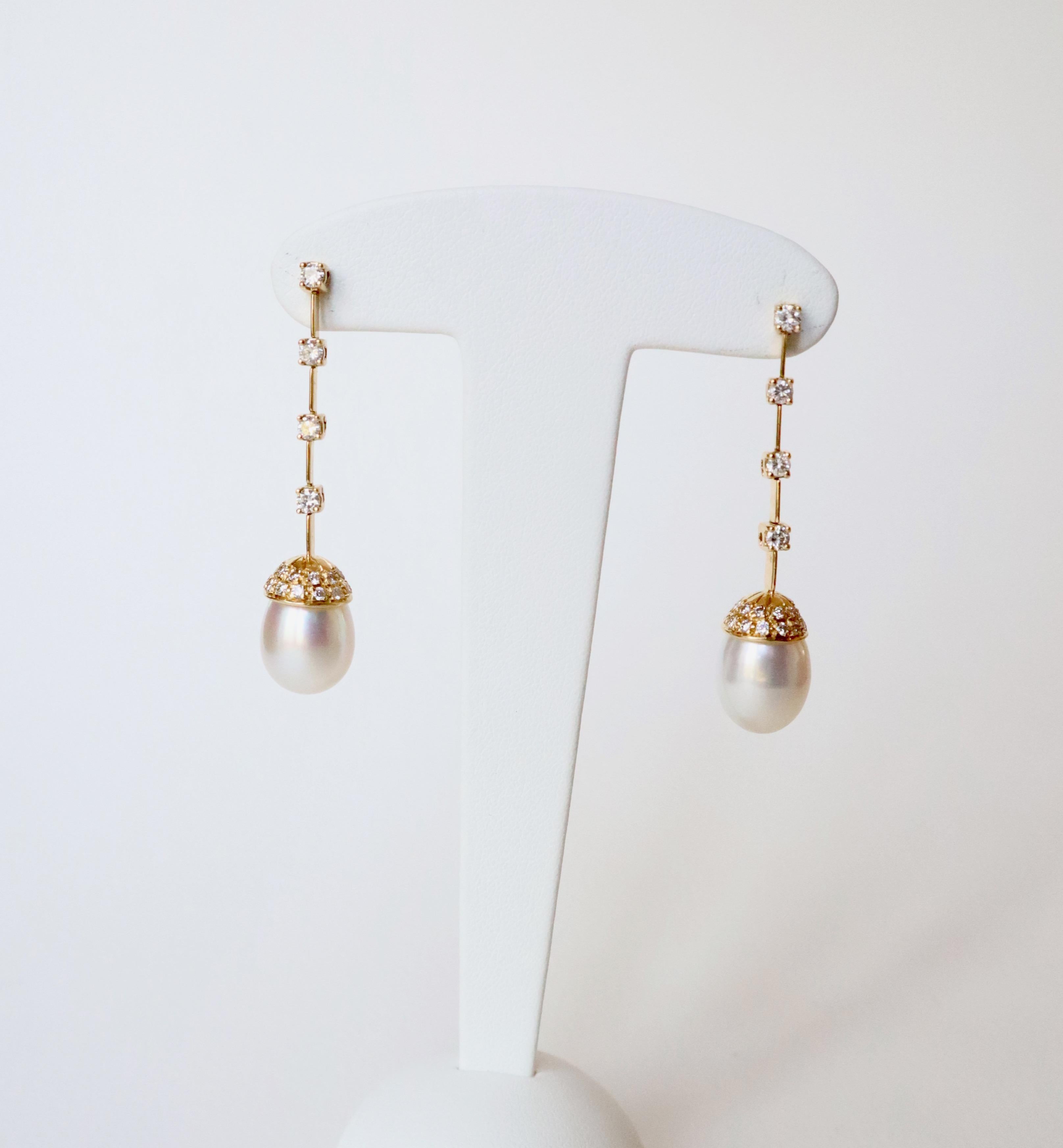 Pair of earrings in 18kt yellow gold, pearls and diamonds. They are composed of 4 articulated stems in 18kt yellow gold, set at their end with 1 diamond each of approximately 0.05kt, attached to an 18kt yellow gold ferrule paved with 25 diamonds for