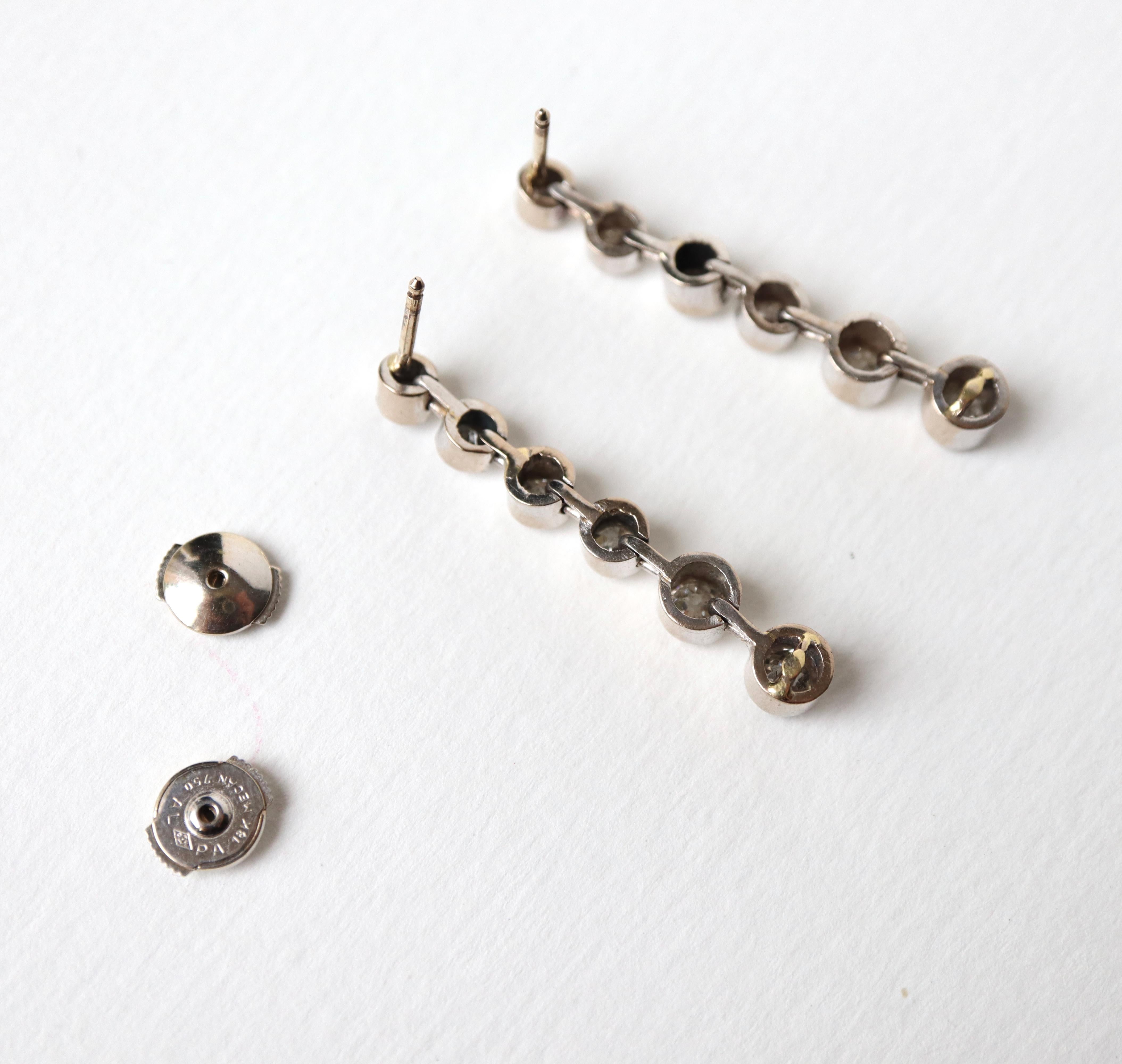 Boucles d'oreilles en or blanc 18 carats avec 2 carats de diamants  Bon état - En vente à Paris, FR