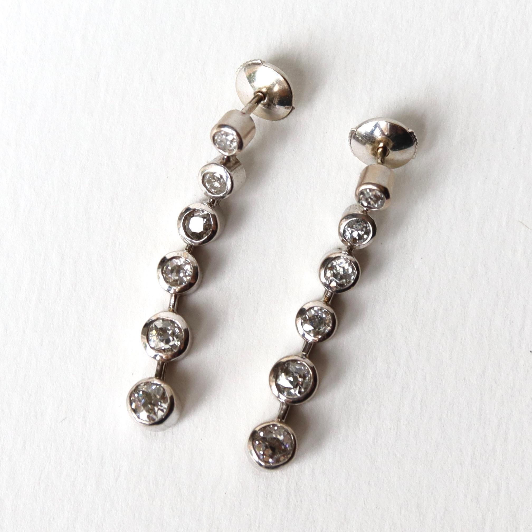 Boucles d'oreilles en or blanc 18 carats avec 2 carats de diamants  en vente 1