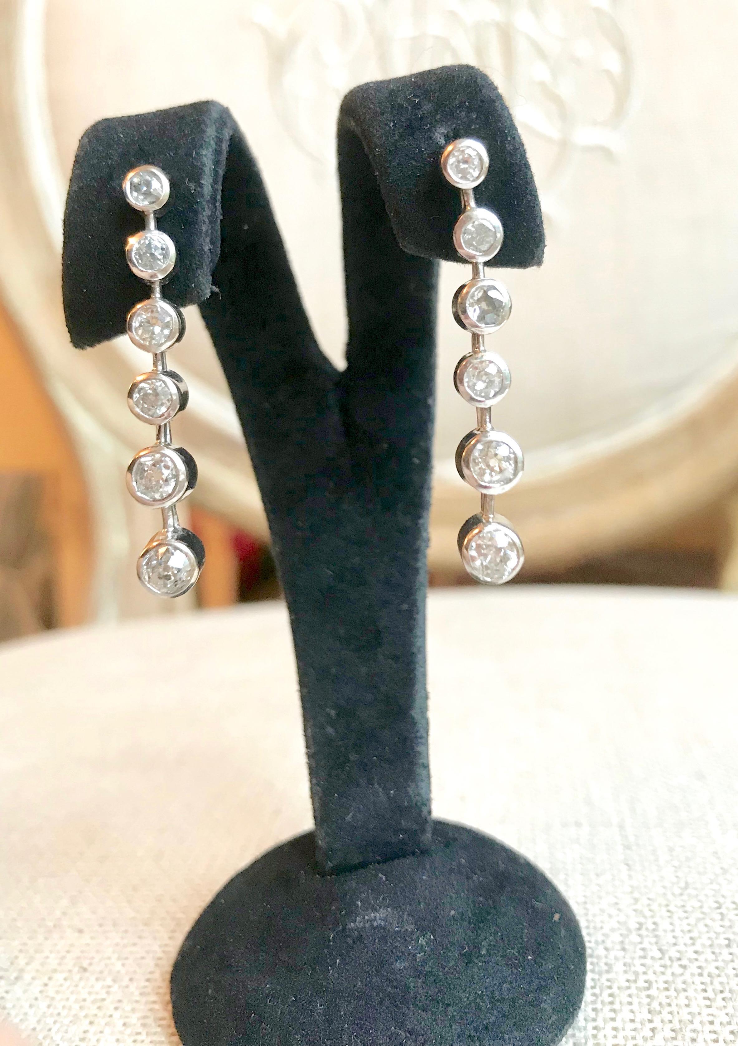 Diamond Earrings in 18 Carat White Gold 2 Carats of Diamonds For Sale 3
