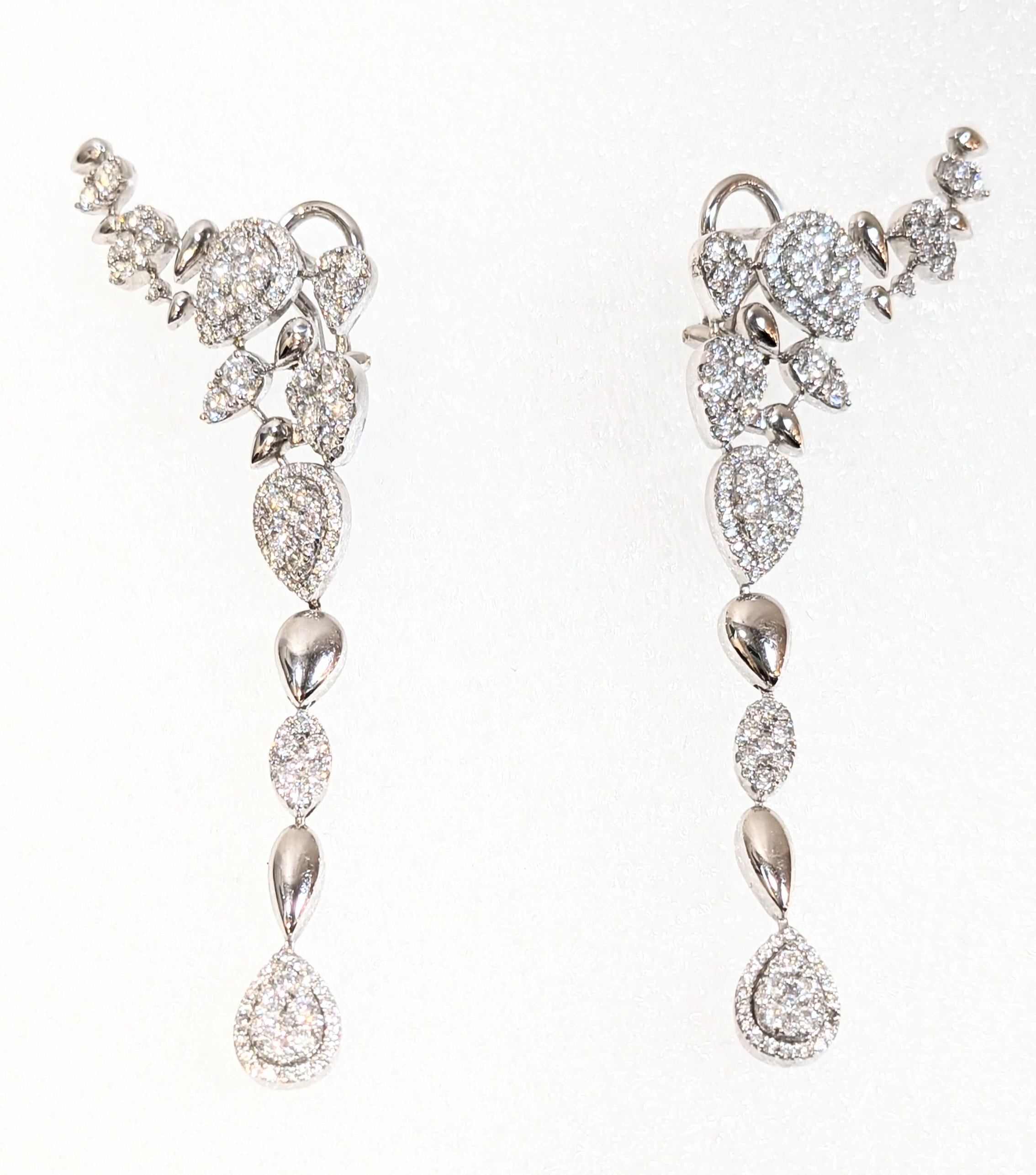 Diamante  Orecchini in oro bianco 18 carati 

 
Pradera Irama è una giovane designer spagnola che ricerca sempre le gemme migliori e combina montaggi e stili classici e contemporanei.
Crea molti gioielli nel suo atelier di Bilbao e collabora con