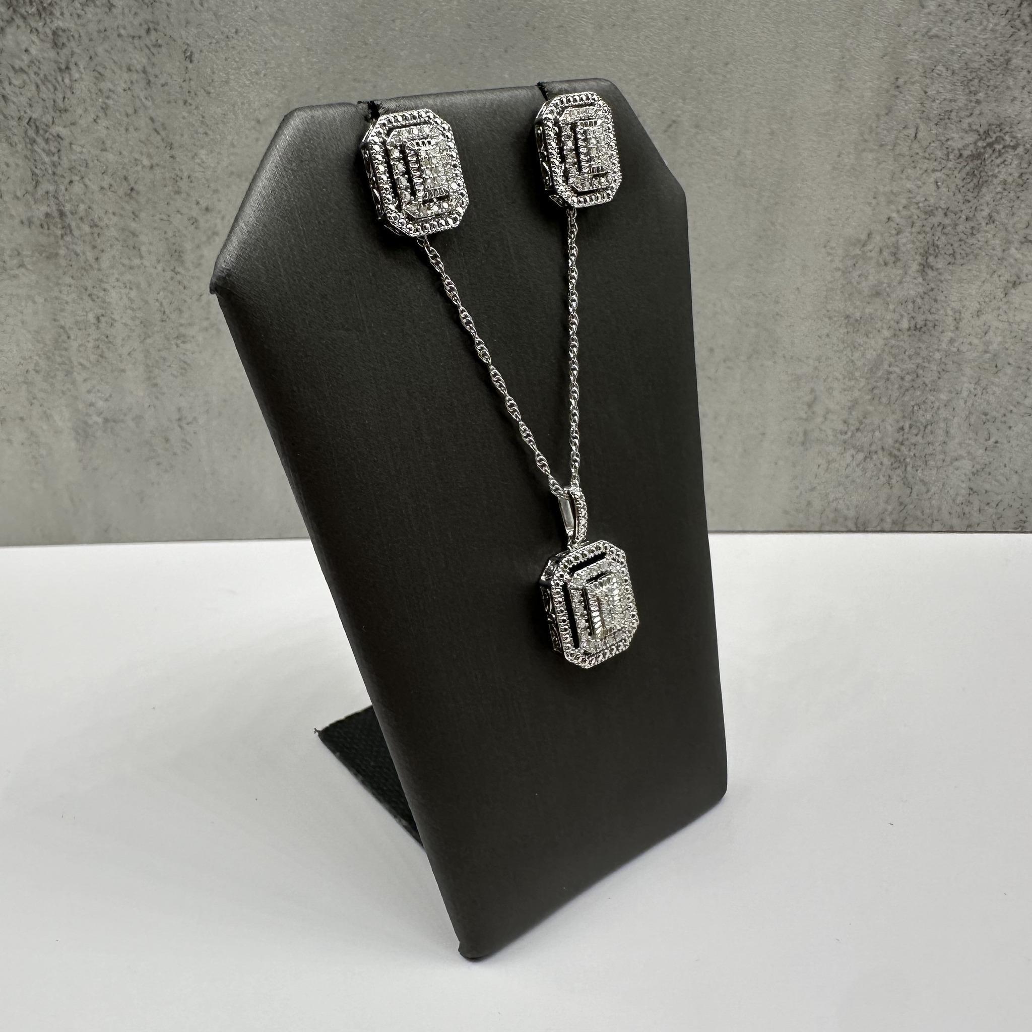 Questa elegante parure di diamanti in argento sterling comprende sia gli orecchini che la collana con ciondolo abbinata, con un peso totale di 0,25 carati di diamanti naturali di qualità I, I a taglio singolo. La finitura in argento lucido esalta il