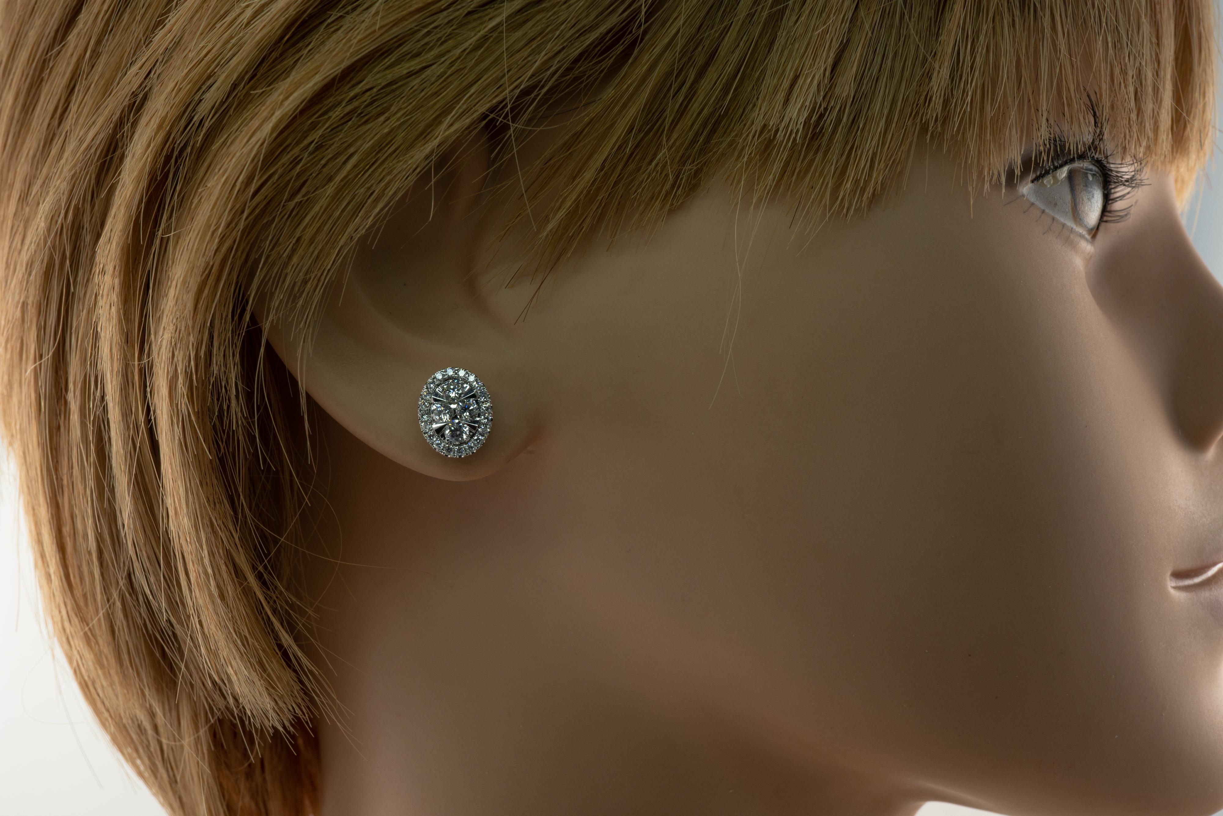 Clous d'oreilles rondes en or blanc 14 carats avec diamants 1,04 cttw forme ovale en vente 6
