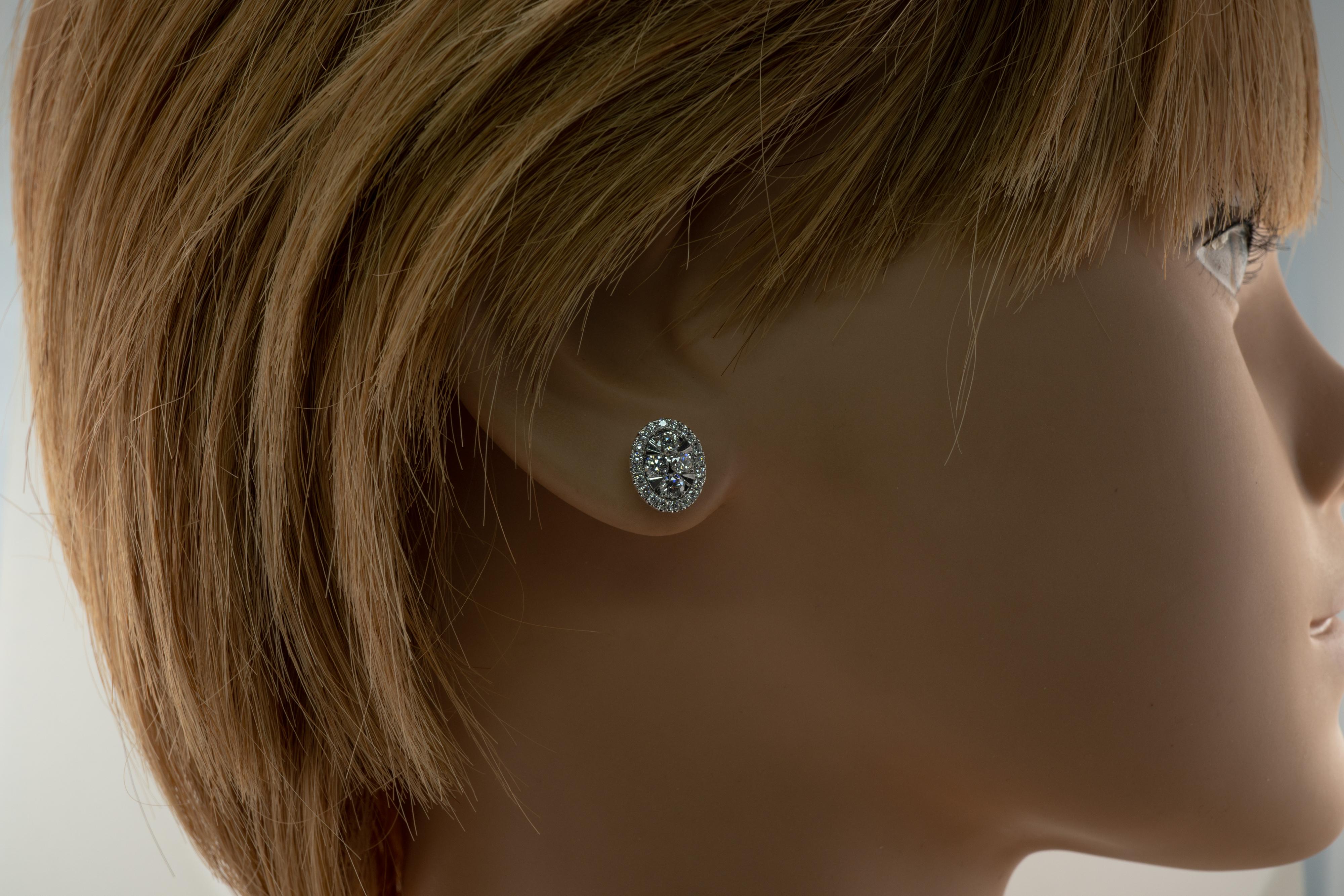 Clous d'oreilles rondes en or blanc 14 carats avec diamants 1,04 cttw forme ovale Bon état - En vente à East Brunswick, NJ