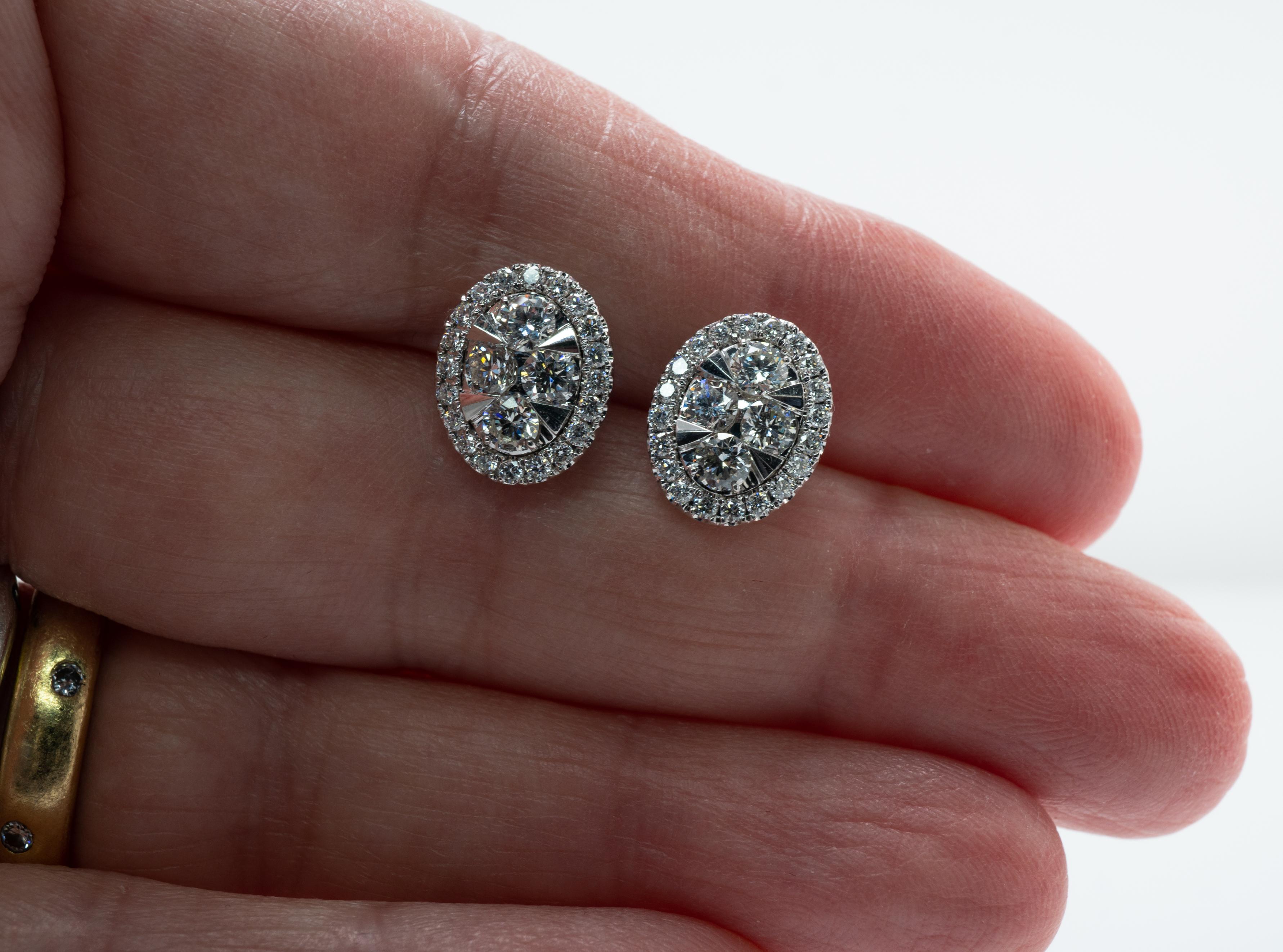 Clous d'oreilles rondes en or blanc 14 carats avec diamants 1,04 cttw forme ovale en vente 1