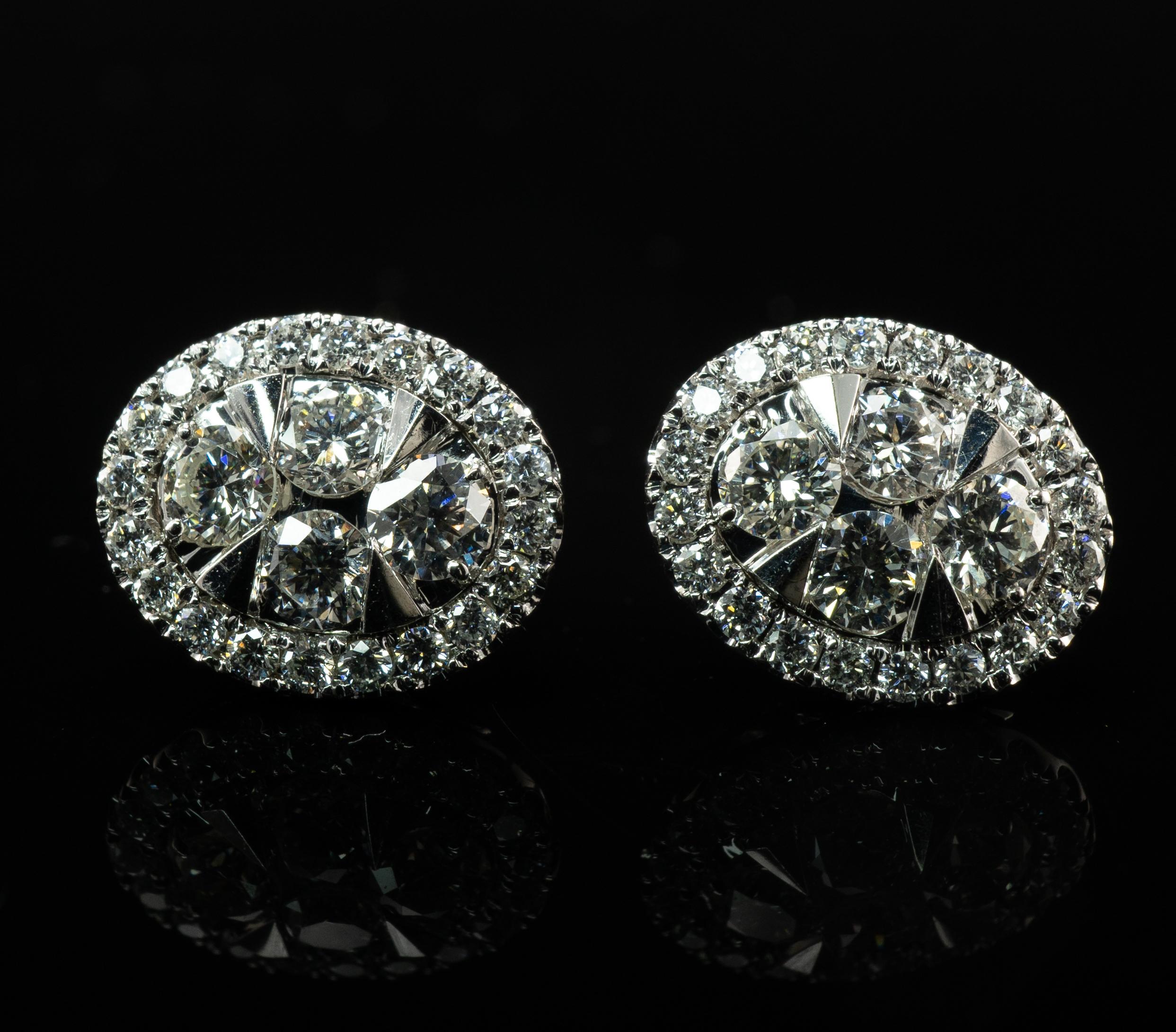 Clous d'oreilles rondes en or blanc 14 carats avec diamants 1,04 cttw forme ovale en vente 4