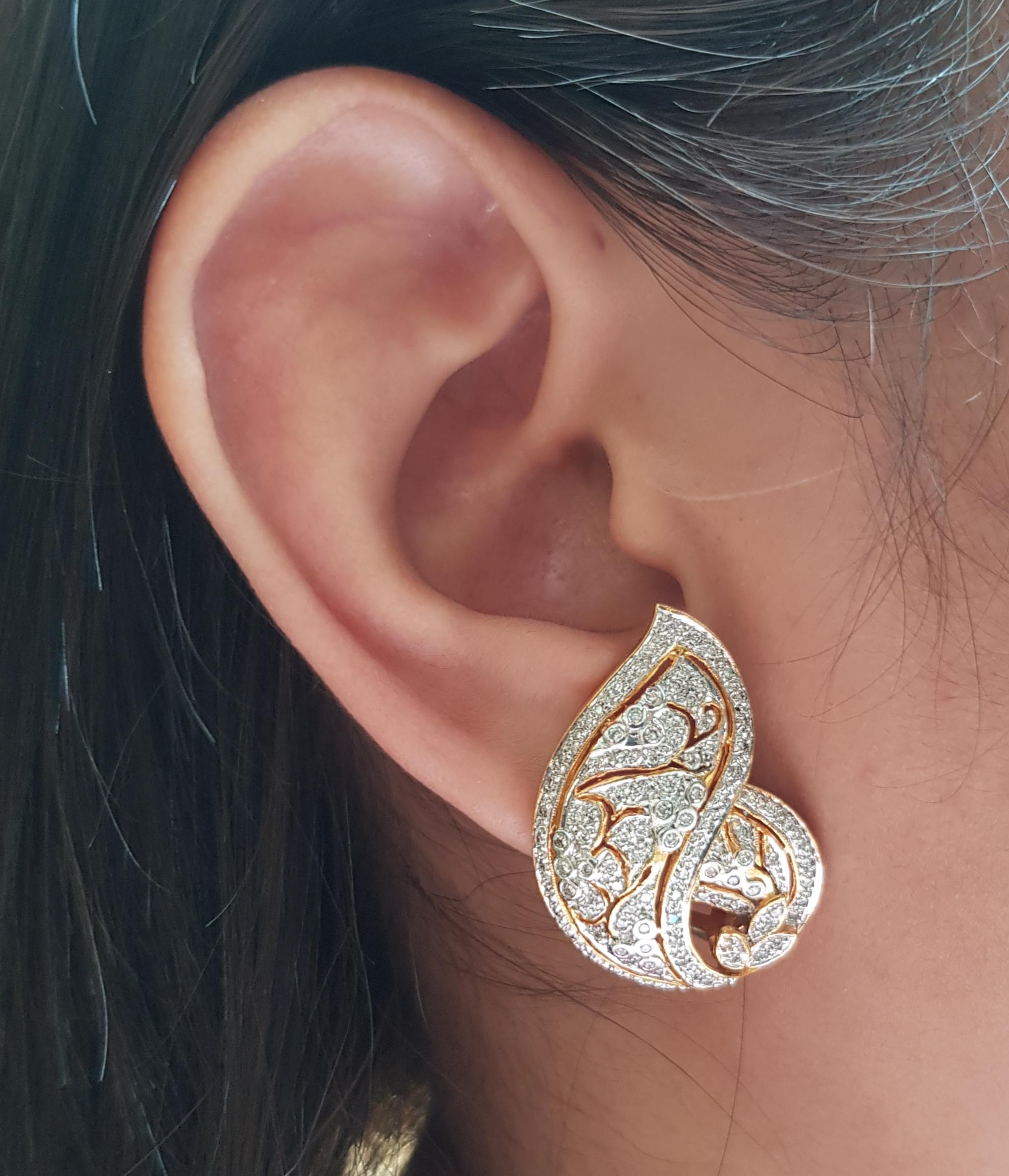 Diamond 0.98 carat Earrings set in 18 Karat Gold Settings

Width:  2.0 cm 
Length: 3.0 cm
Total Weight: 16.04 grams

