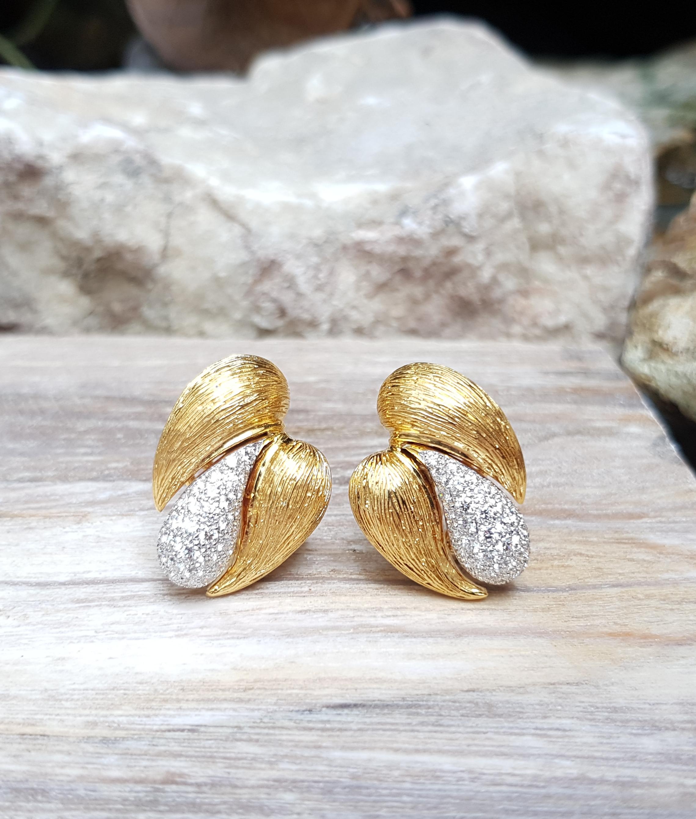Contemporary Diamond Earrings Set in 18 Karat Gold Settings For Sale