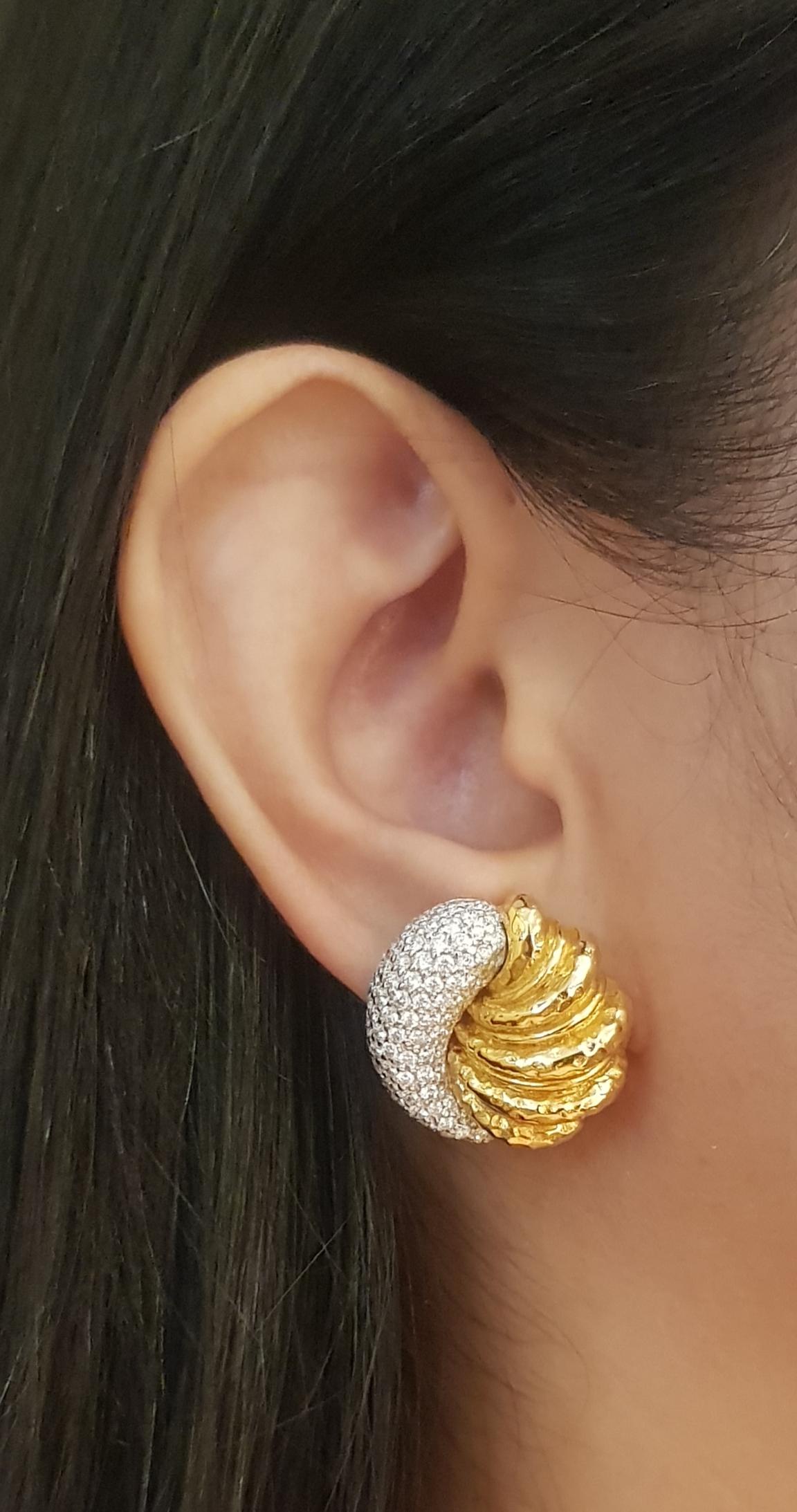 Diamond 2.04 carats Earrings set in 18K Gold Settings

Width: 2.2 cm 
Length: 2.2 cm
Total Weight: 21.41 grams

