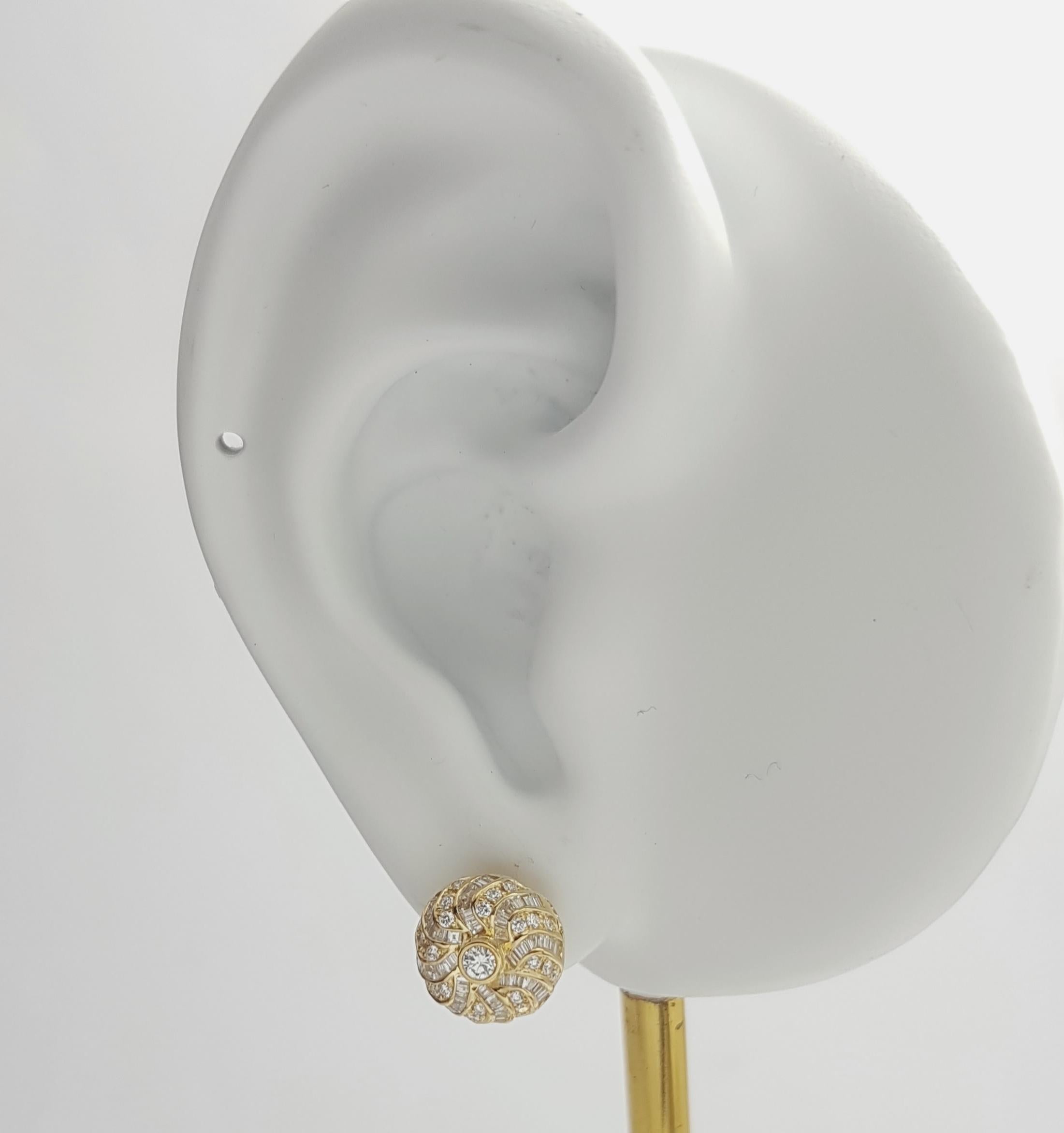 Diamond 0.67 carat Earrings set in 18K Gold Settings

Width: 1.0 cm 
Length: 1.0 cm
Total Weight: 4.49 grams

