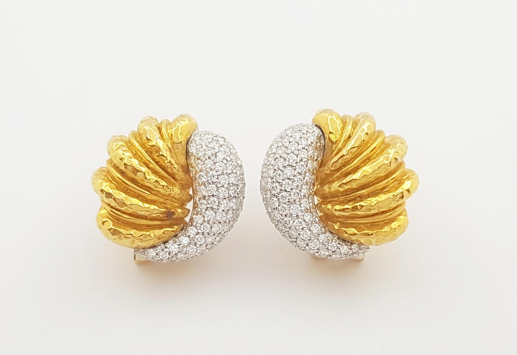 Diamond Earrings set in 18K Gold Settings In New Condition For Sale In Bangkok, TH