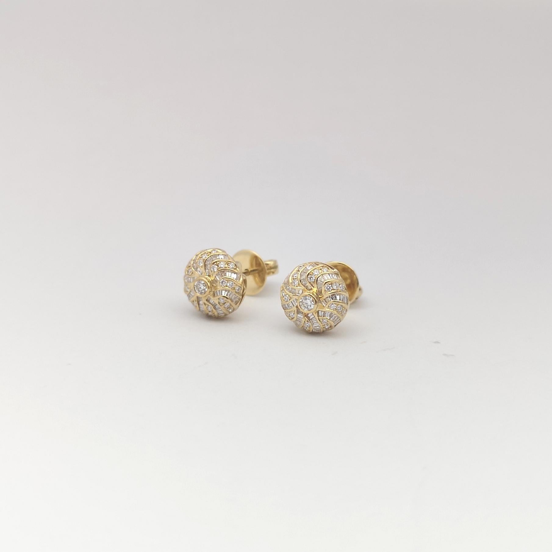 Diamond Earrings set in 18K Gold Settings In New Condition For Sale In Bangkok, TH