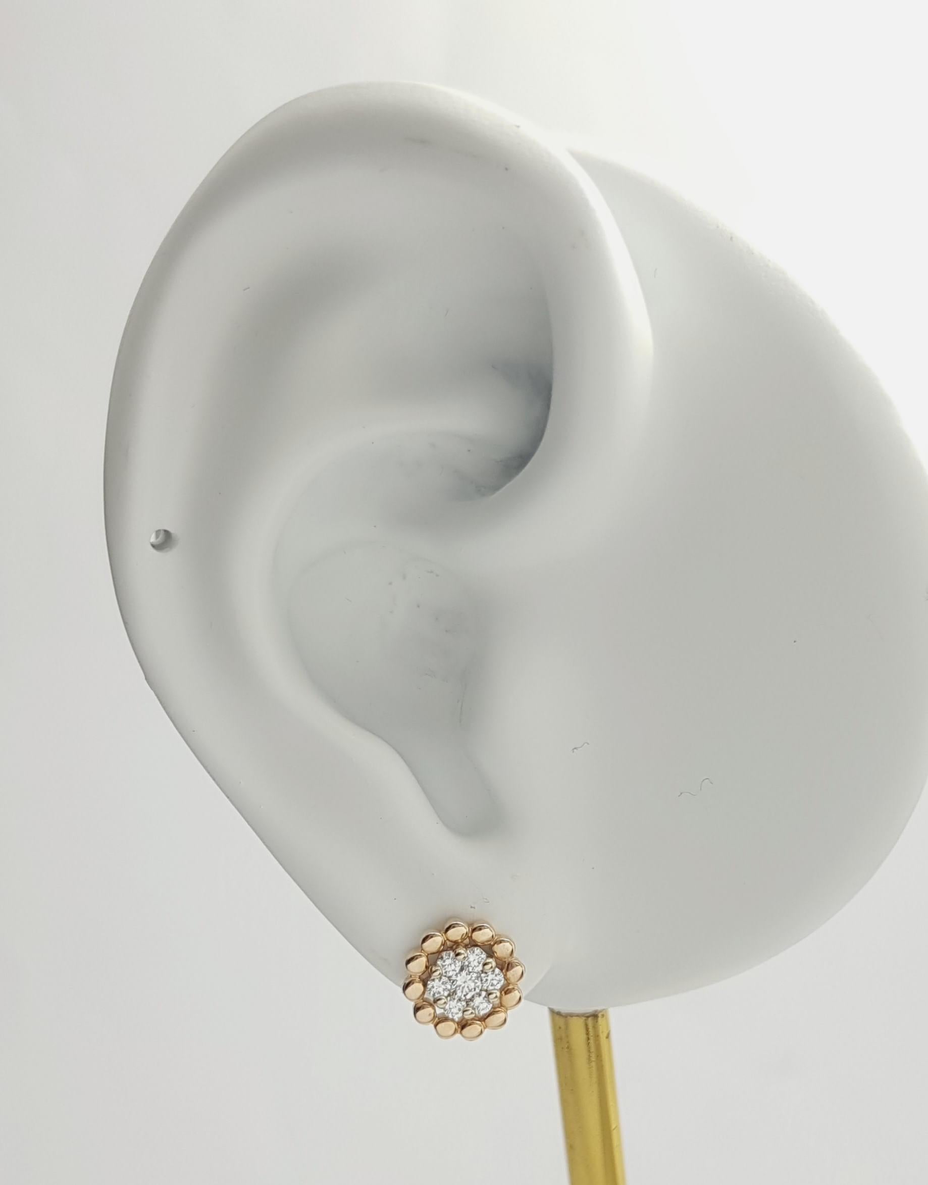 Orecchini con diamante da 0,41 carati e montatura in oro rosa 18 carati

Larghezza: 0,8 cm 
Lunghezza: 0.8 cm
Peso totale: 2.96 grammi

