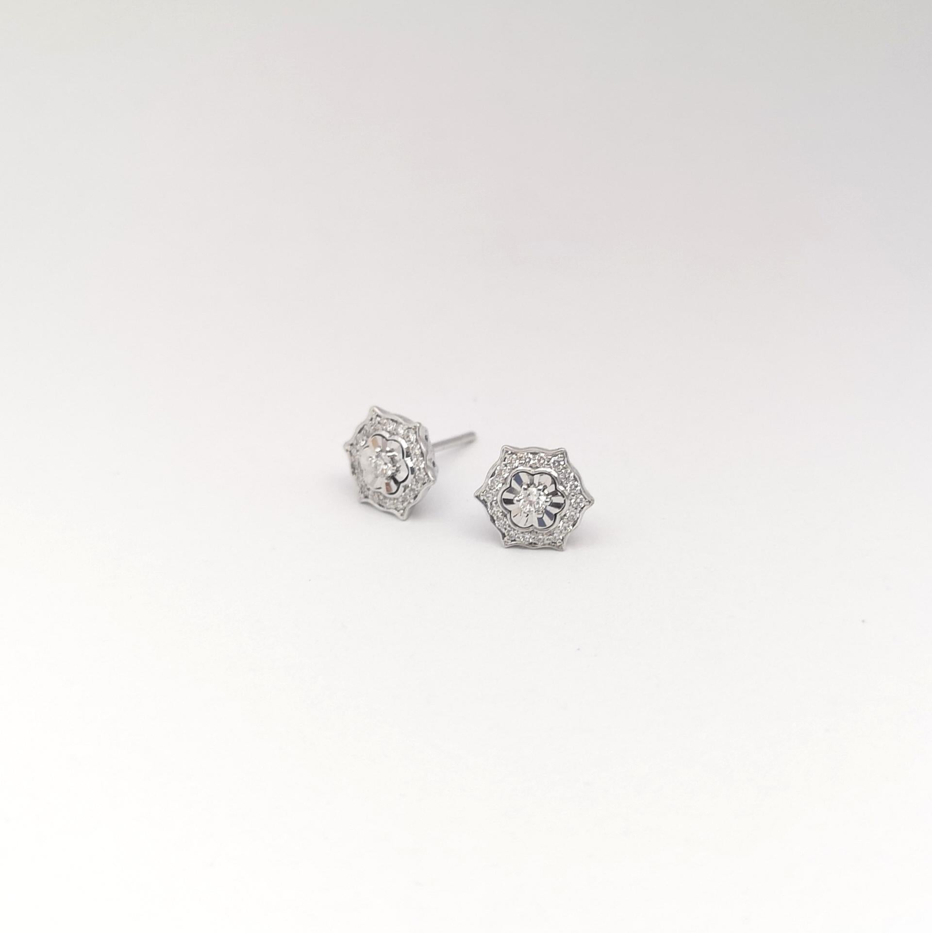 Orecchini con diamanti incastonati in oro bianco 18 carati in vendita 4