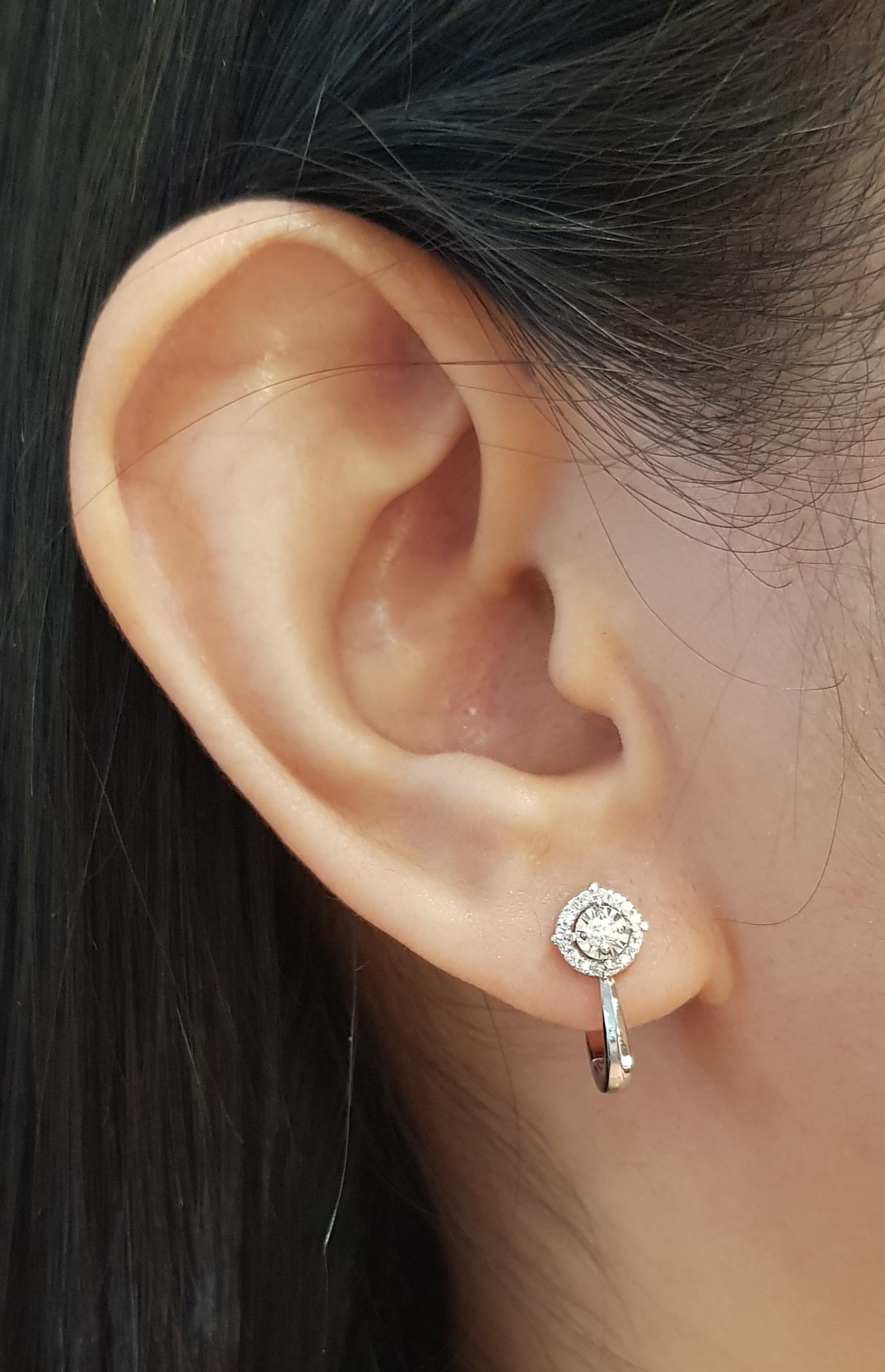 Boucles d'oreilles en diamant de 0,17 carat montées sur or blanc 18 carats

Largeur : 0,7 cm 
Longueur : 1.5 cm
Poids total : 3,47 grammes

