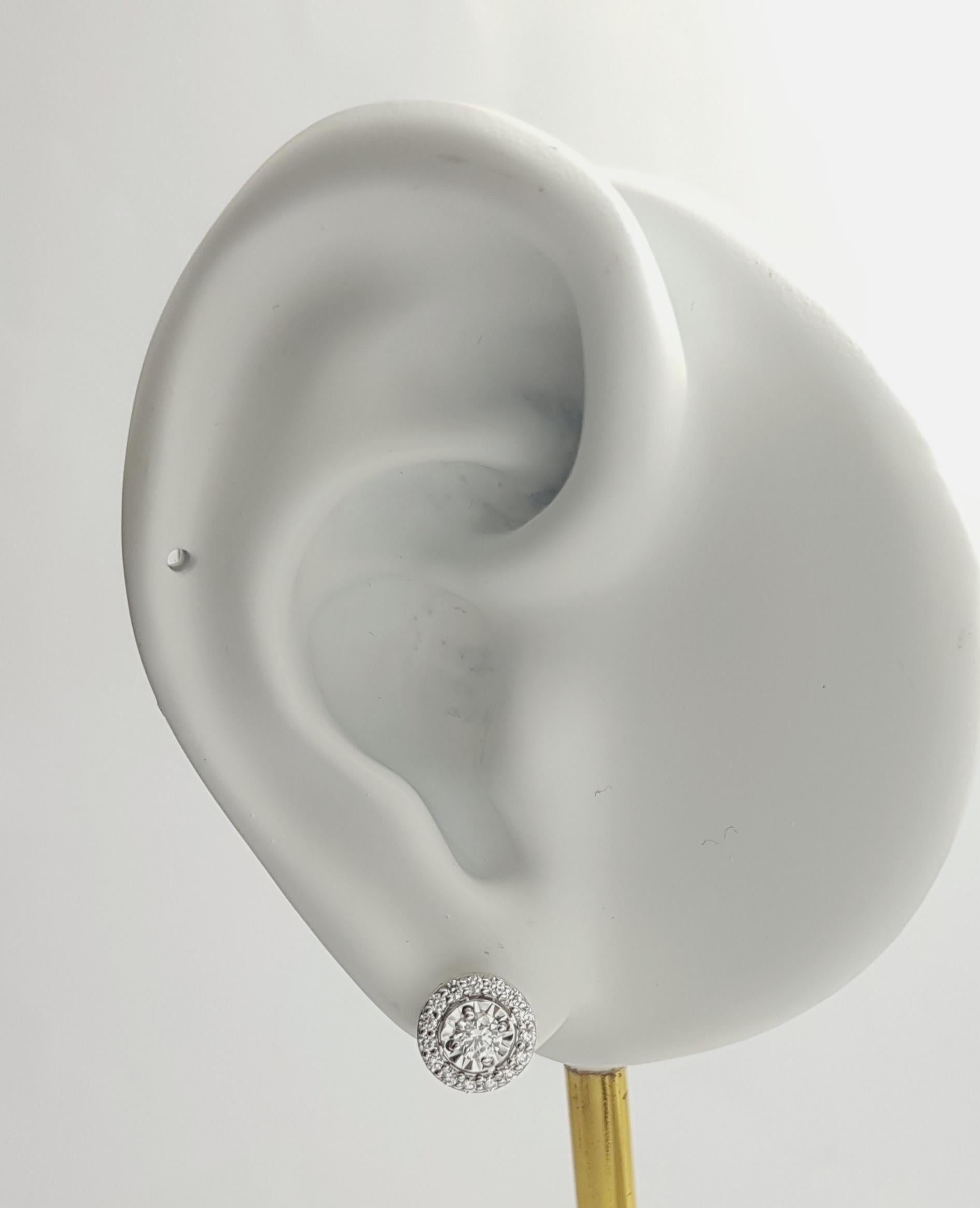 Orecchini con diamante da 0,43 carati e montatura in oro bianco 18 carati

Larghezza: 0,9 cm 
Lunghezza: 0.9 cm
Peso totale: 2.93 grammi

