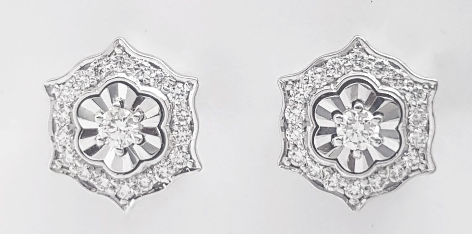 Orecchini con diamante da 0,28 carati e montatura in oro bianco 18 carati

Larghezza: 1.0 cm 
Lunghezza: 1.0 cm
Peso totale: 3.65 grammi

