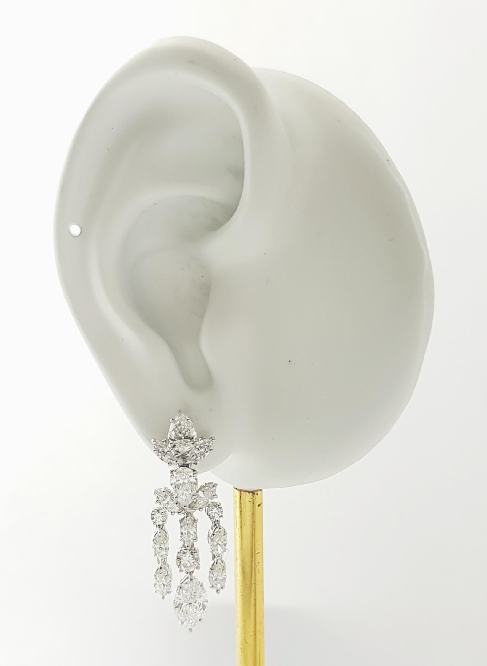 Orecchini con diamante da 5,73 carati e montatura in oro bianco 18 carati

Larghezza: 1.3 cm 
Lunghezza: 3.5 cm
Peso totale: 9.67 grammi

