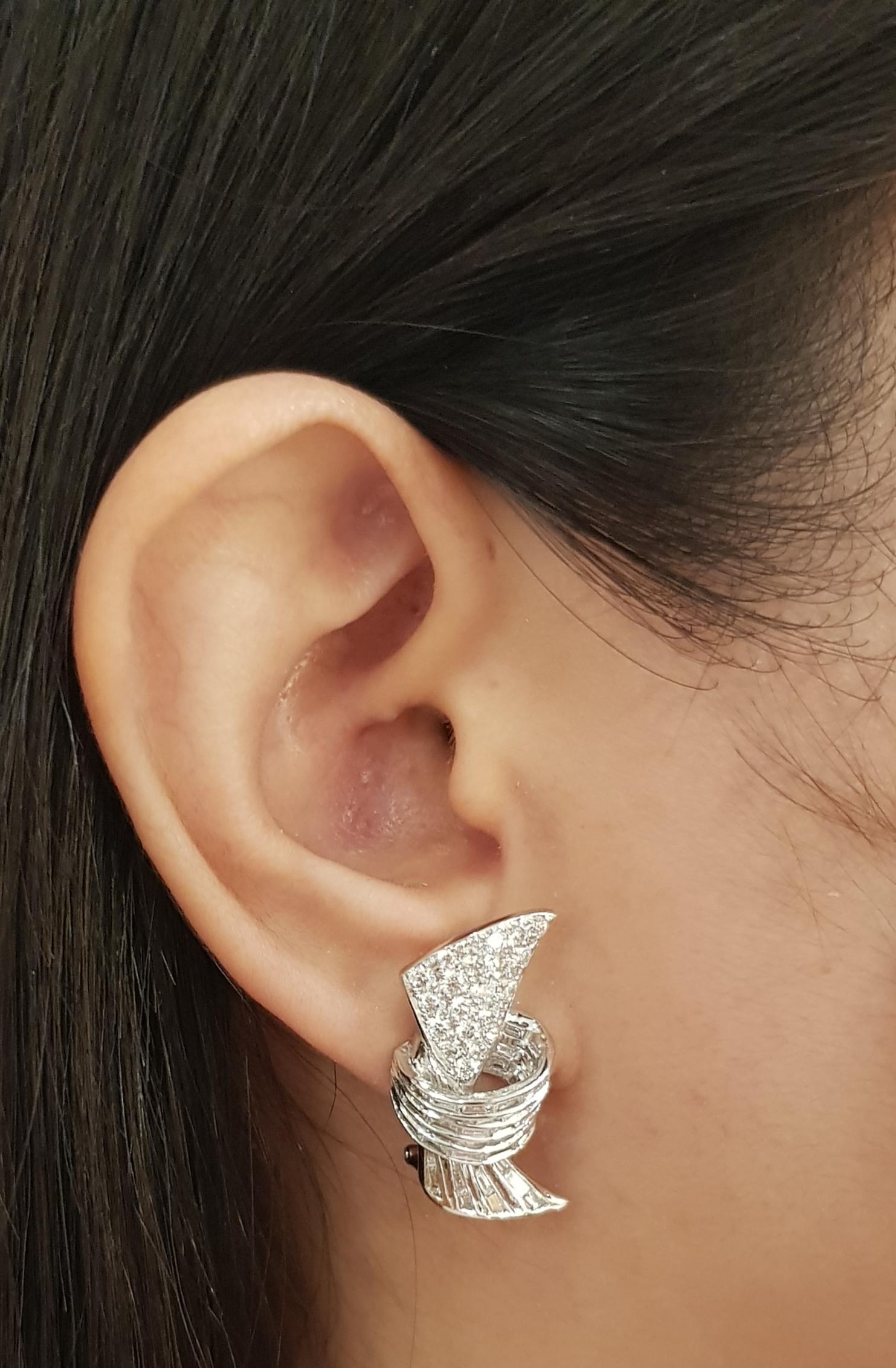Orecchini con diamanti da 2,90 carati e montatura in oro bianco 18 carati

Larghezza: 1.0 cm 
Lunghezza: 2.6 cm
Peso totale: 12,13 grammi

