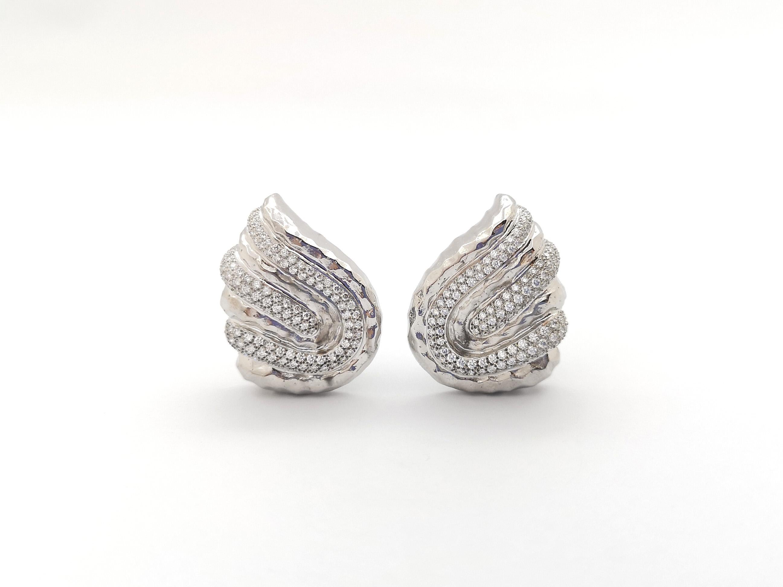 Diamond Earrings set in 18K White Gold Settings In New Condition For Sale In Bangkok, TH