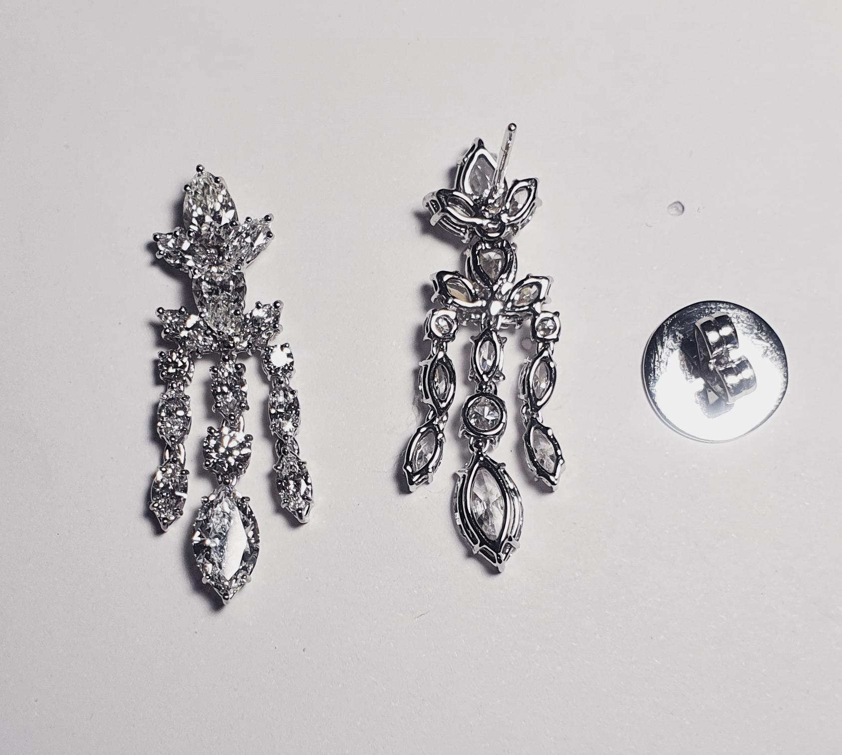 Orecchini con diamanti incastonati in oro bianco 18 carati In condizioni Nuovo in vendita a Bangkok, TH