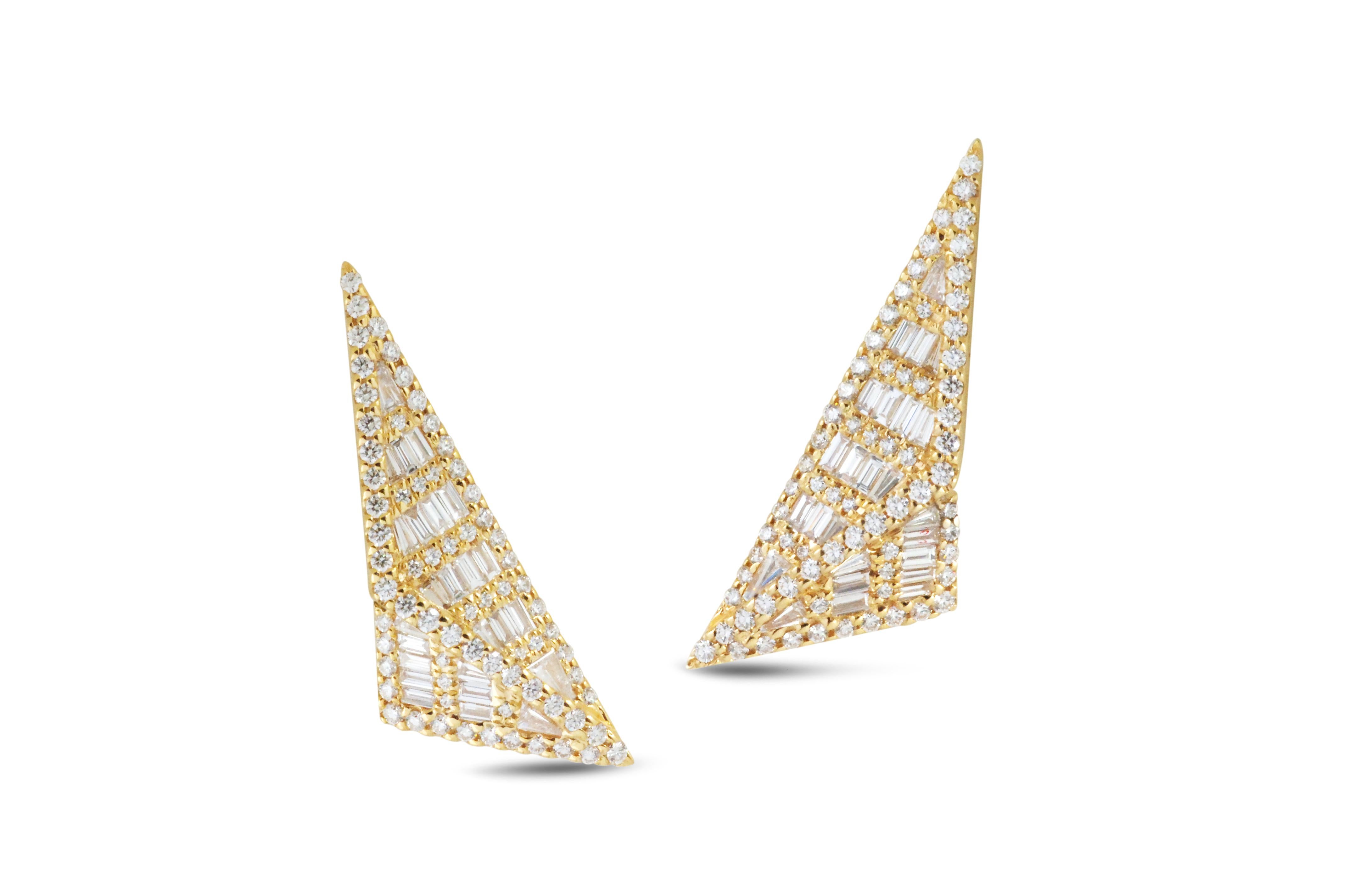 Diamond Earrings set in 18K White Gold Settings In New Condition For Sale In Bangkok, 10
