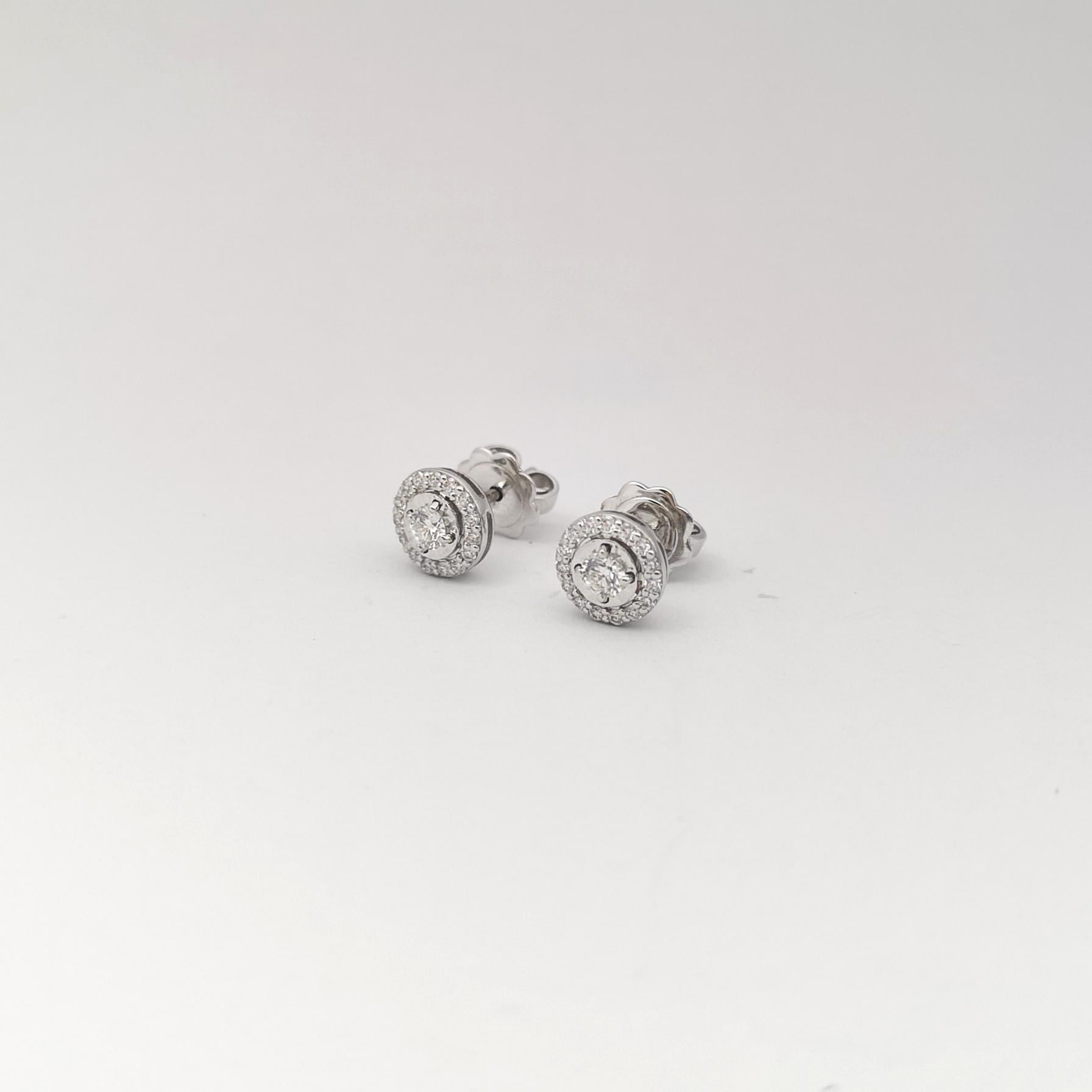 Donna Orecchini con diamanti incastonati in oro bianco 18 carati in vendita