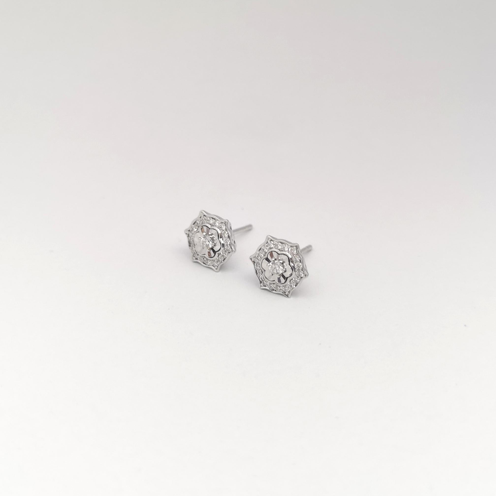 Orecchini con diamanti incastonati in oro bianco 18 carati in vendita 2